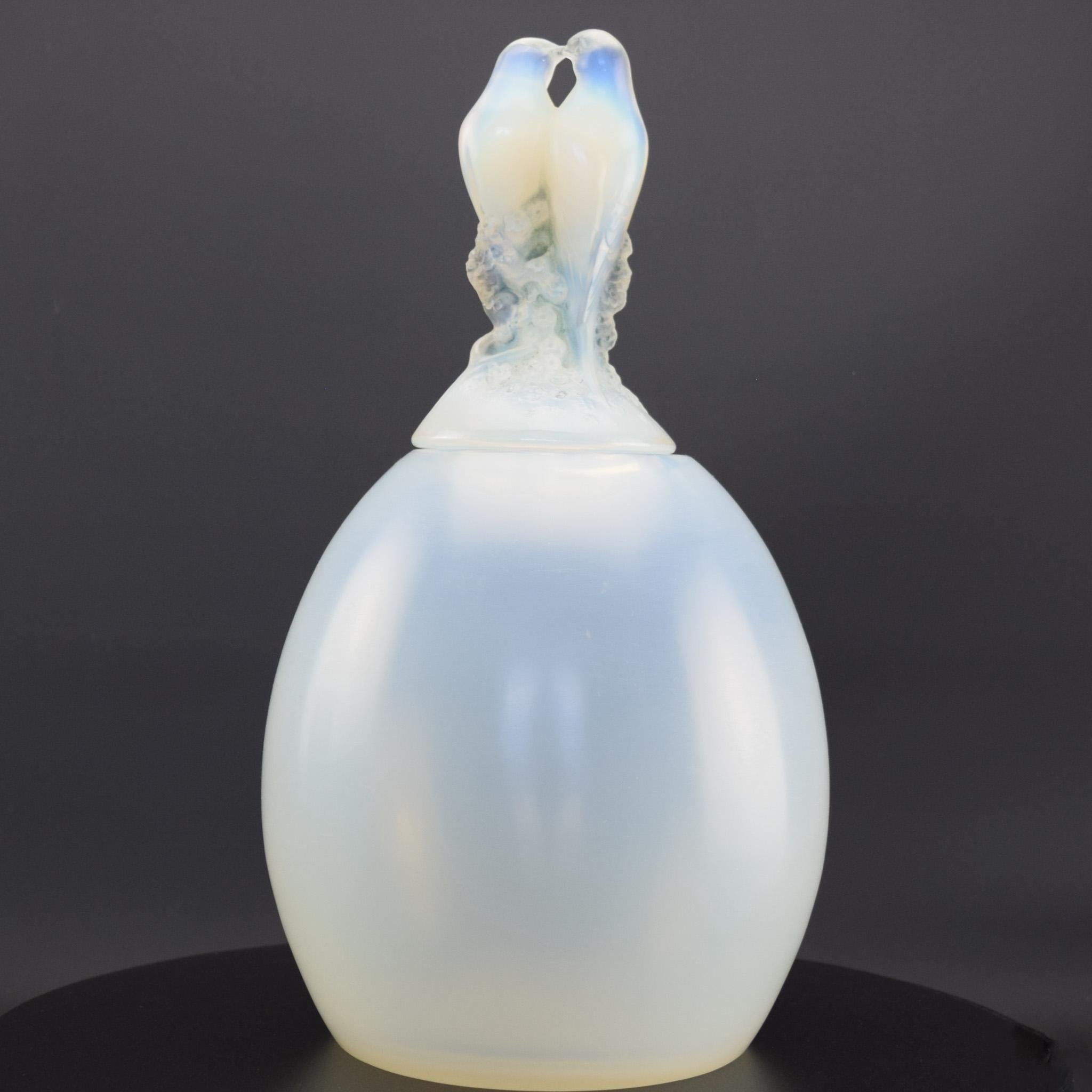 Rare vase Rene Lalique opalescent Tourterelles C1925 Bon état - En vente à Devon, GB