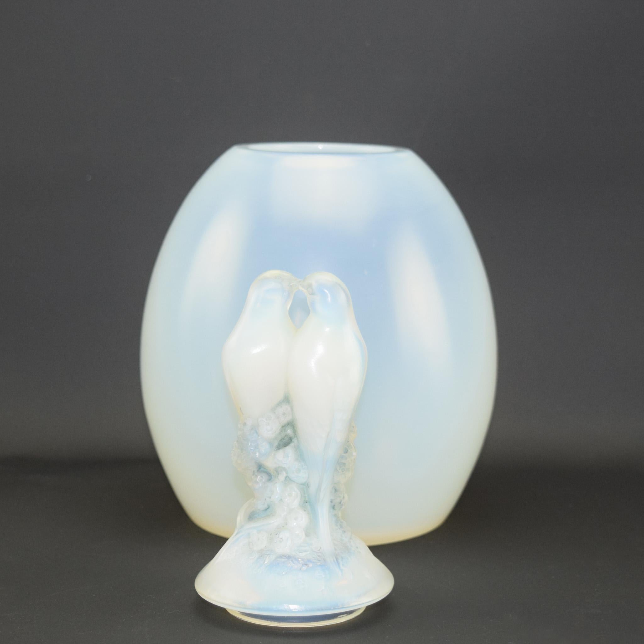 Début du 20ème siècle Rare vase Rene Lalique opalescent Tourterelles C1925 en vente