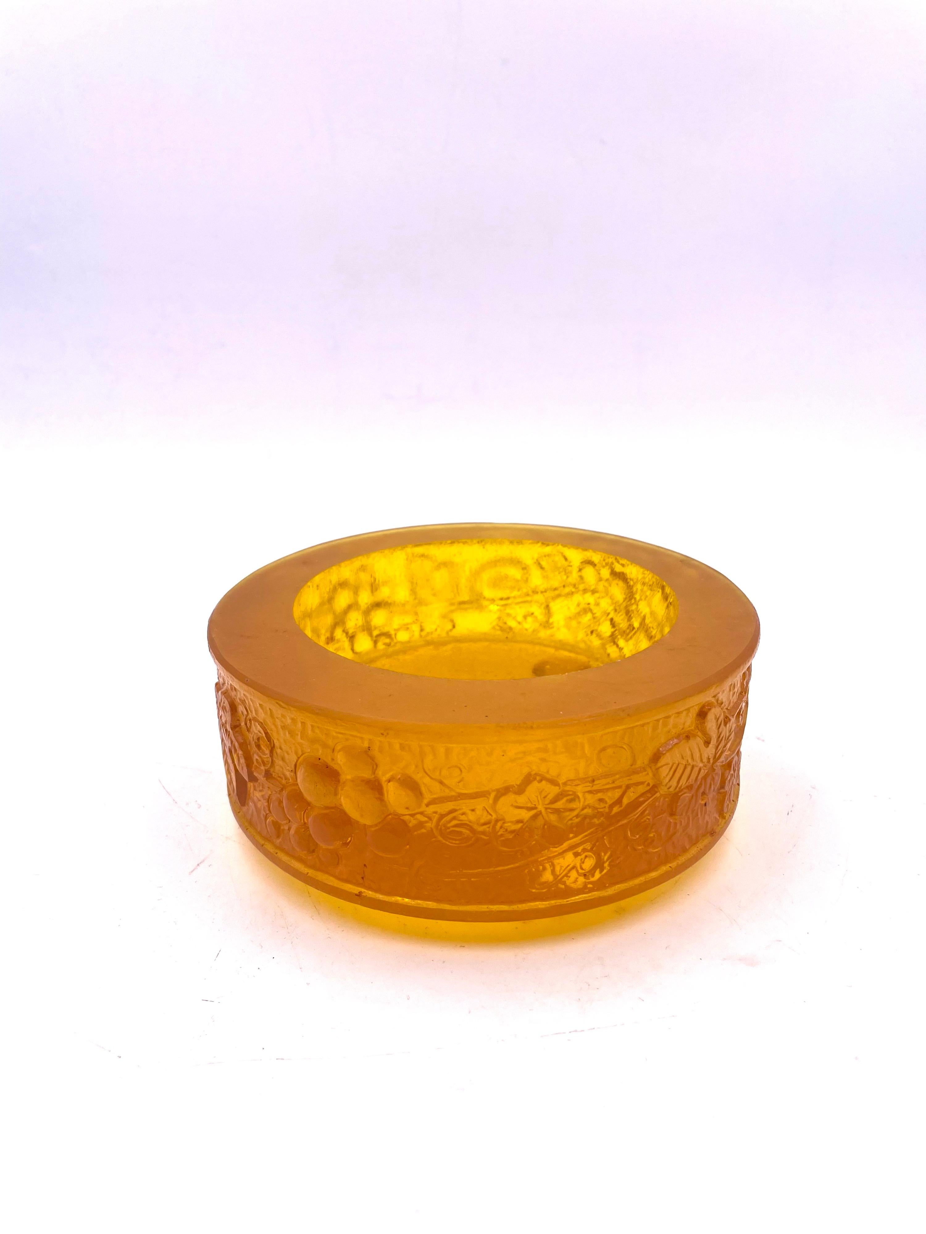 Beautiful and rare bowl in resin signed by Sascha Brastoff, great condition no chips or cracks.