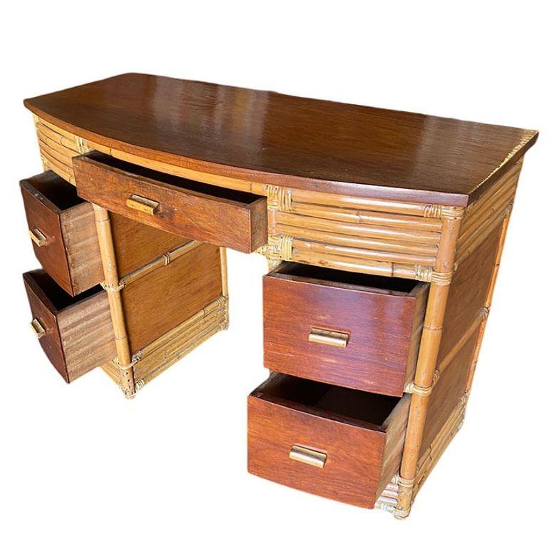 Americano Rara scrivania modernista restaurata e impilata in rattan e mogano in vendita