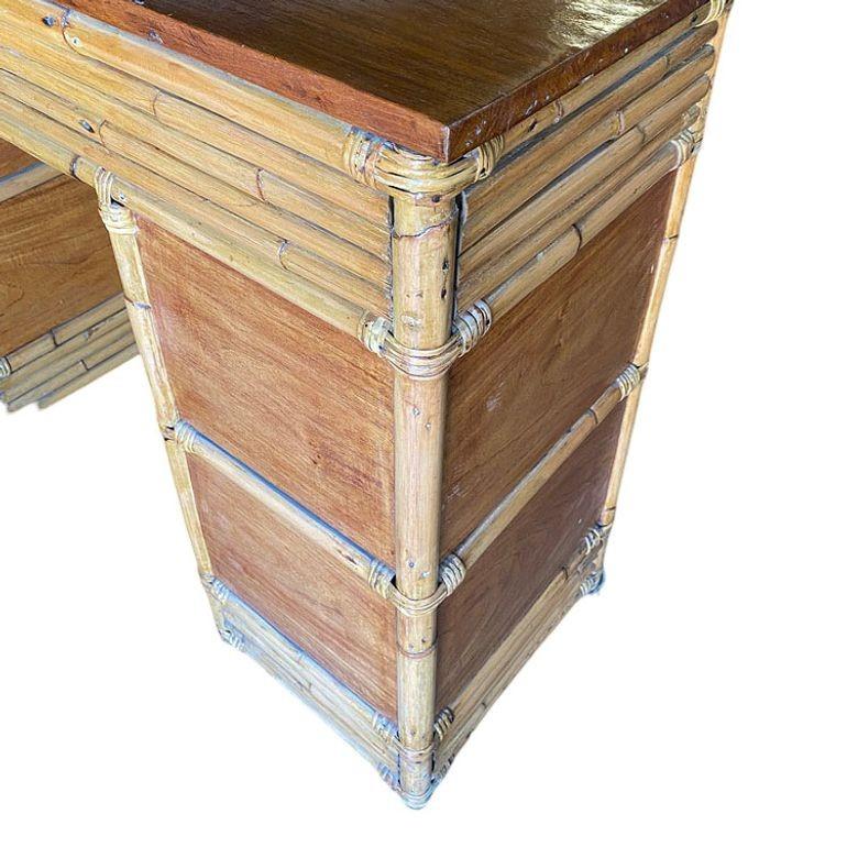 Rattan Rara scrivania modernista restaurata e impilata in rattan e mogano in vendita