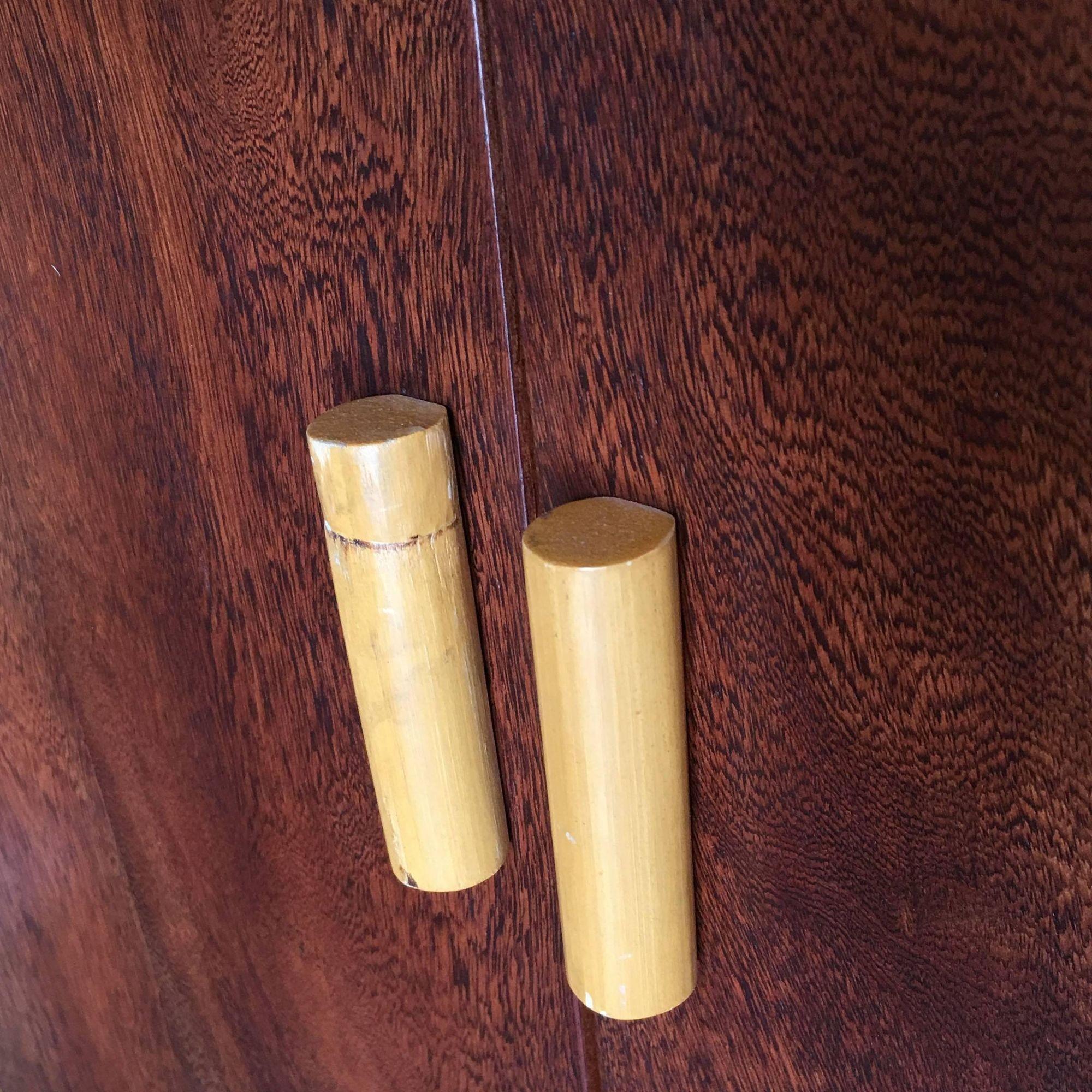Raro mobile stereo per TV in rattan e mogano restaurato con rack per componenti in vendita 4