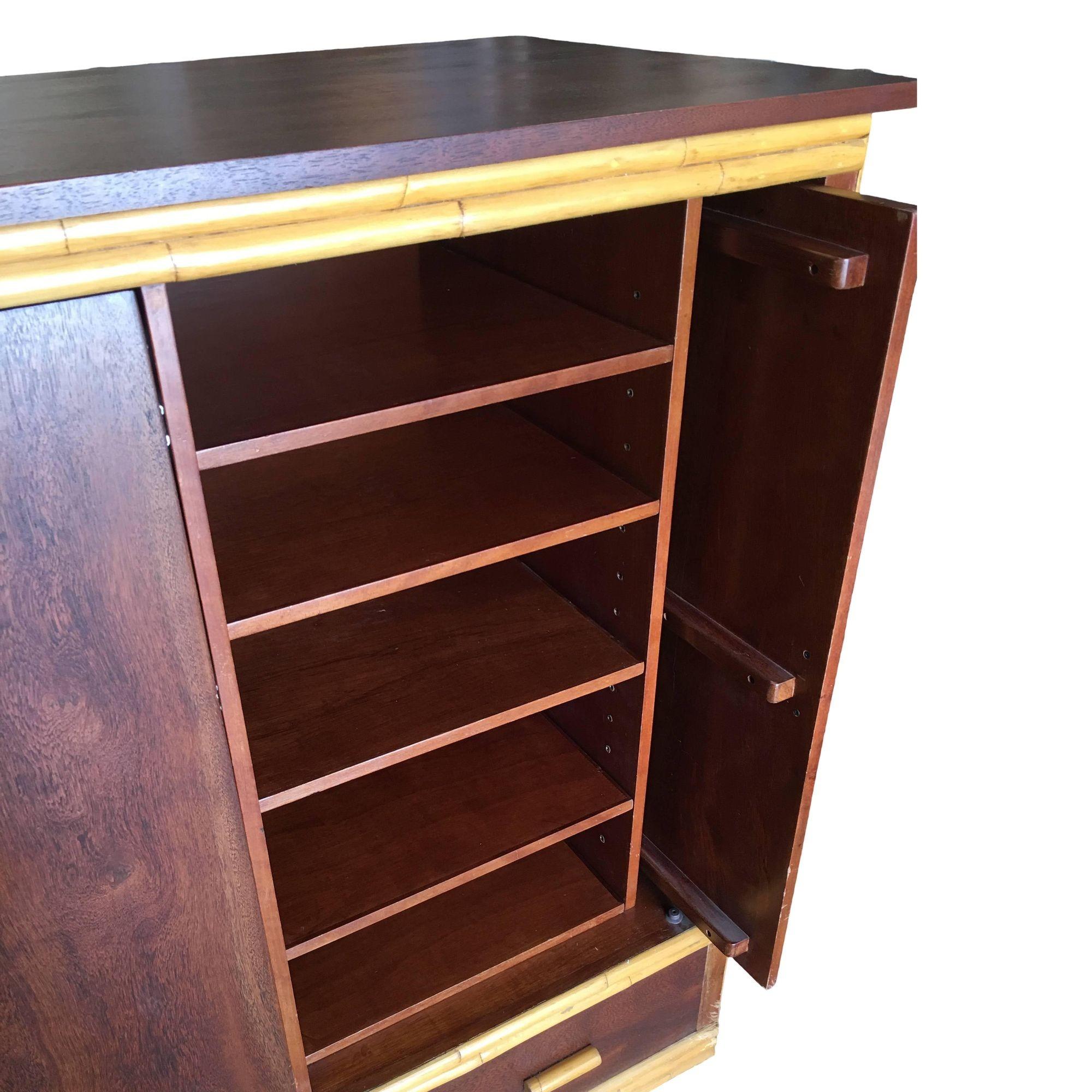 Raro mobile stereo per TV in rattan e mogano restaurato con rack per componenti in vendita 6