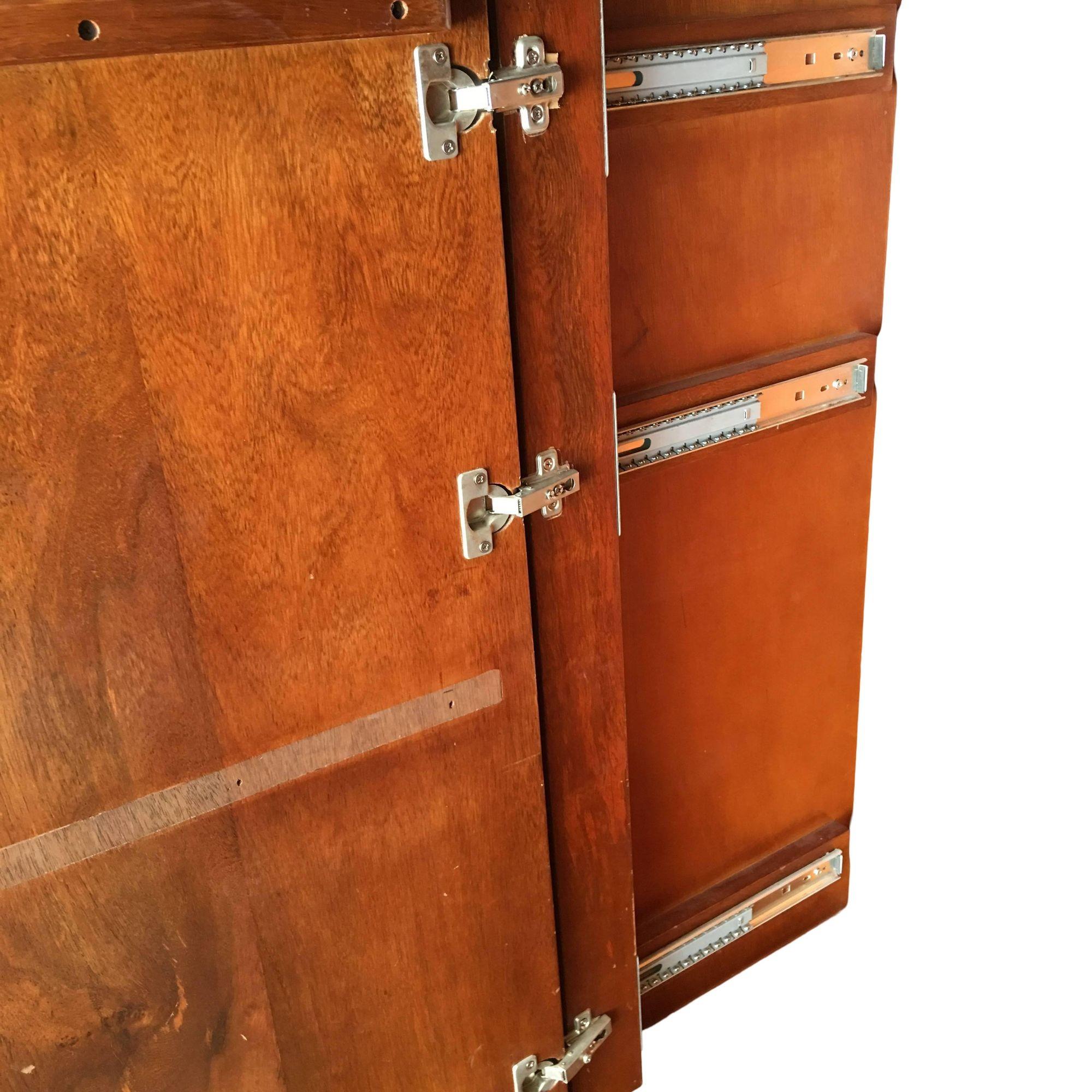 Raro mobile stereo per TV in rattan e mogano restaurato con rack per componenti in vendita 7
