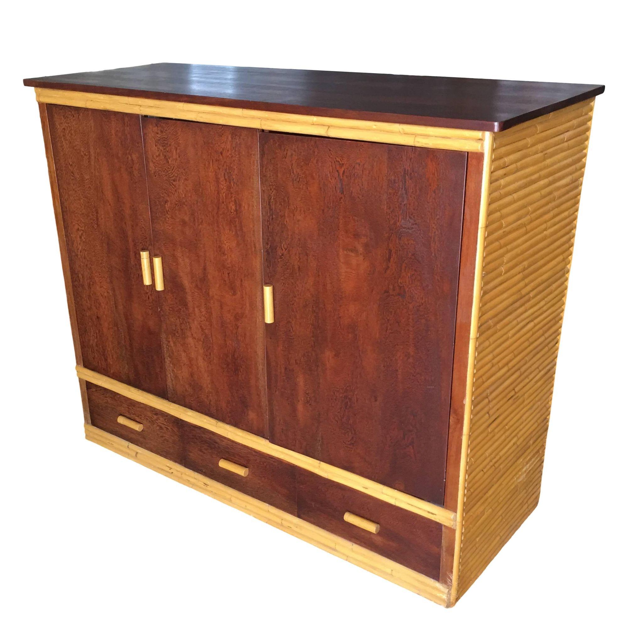 Moderno Raro mobile stereo per TV in rattan e mogano restaurato con rack per componenti in vendita