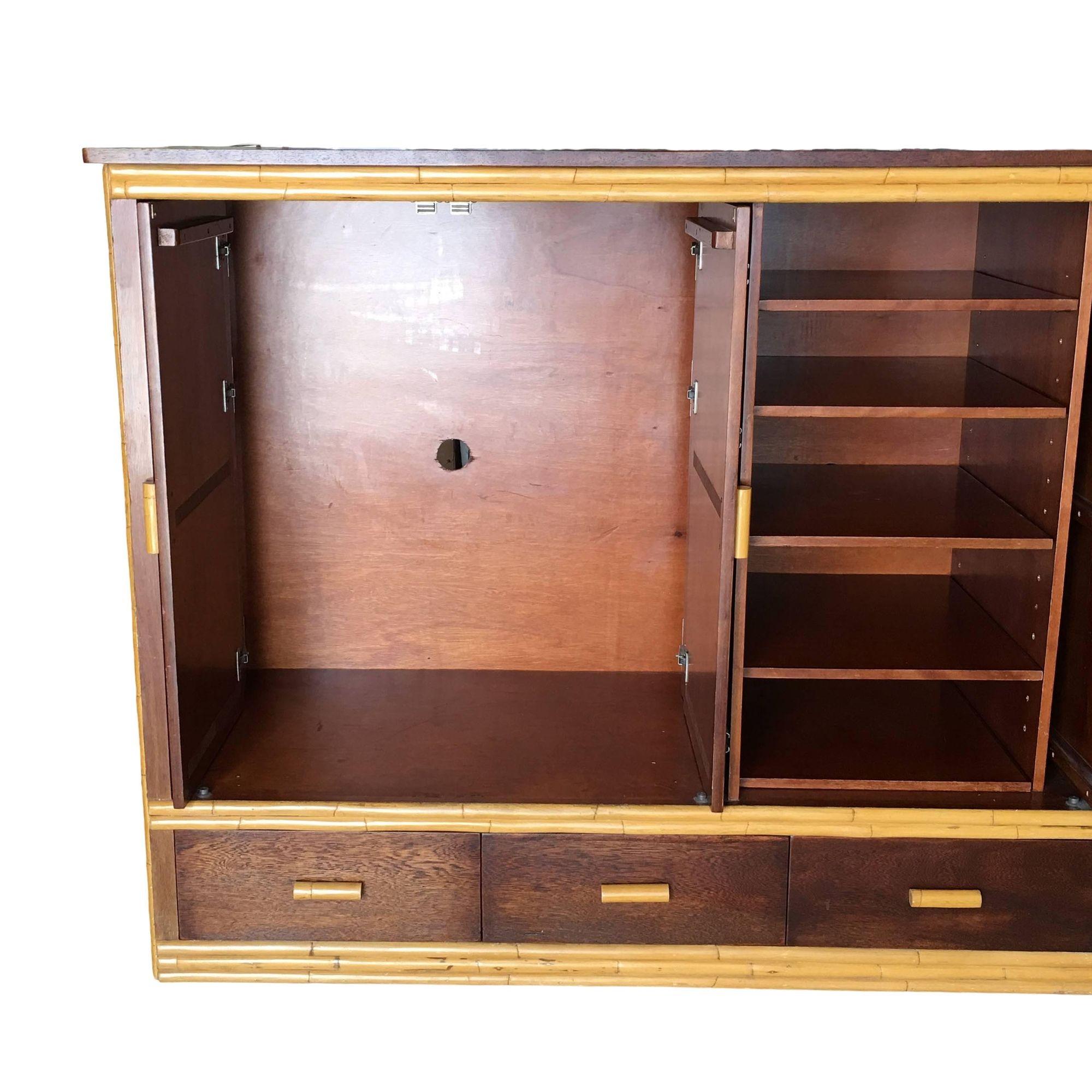 Raro mobile stereo per TV in rattan e mogano restaurato con rack per componenti In condizioni ottime in vendita a Van Nuys, CA