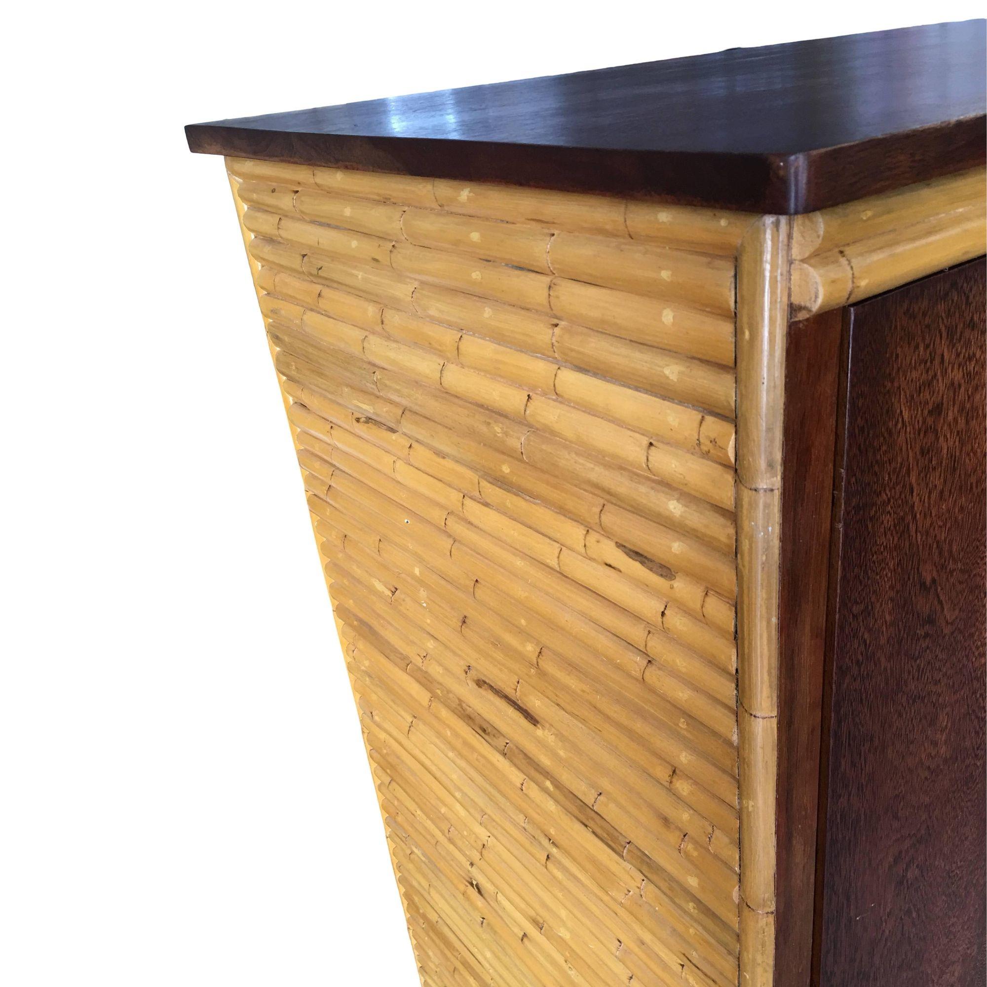 Raro mobile stereo per TV in rattan e mogano restaurato con rack per componenti in vendita 1