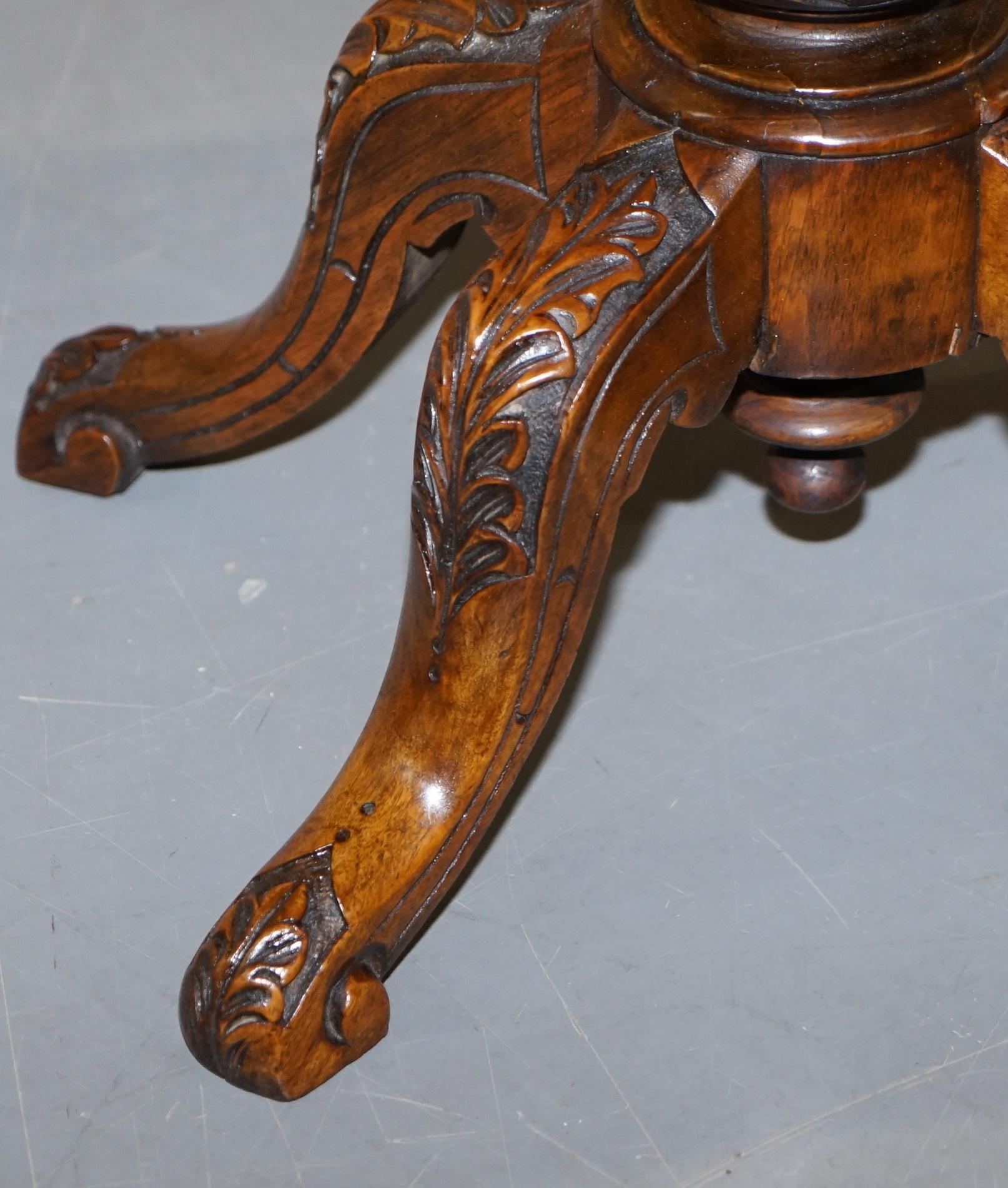 Rare table de travail en ronce de noyer restaurée & Table de couture incrustée Tunbridge Pieds sculptés en vente 3