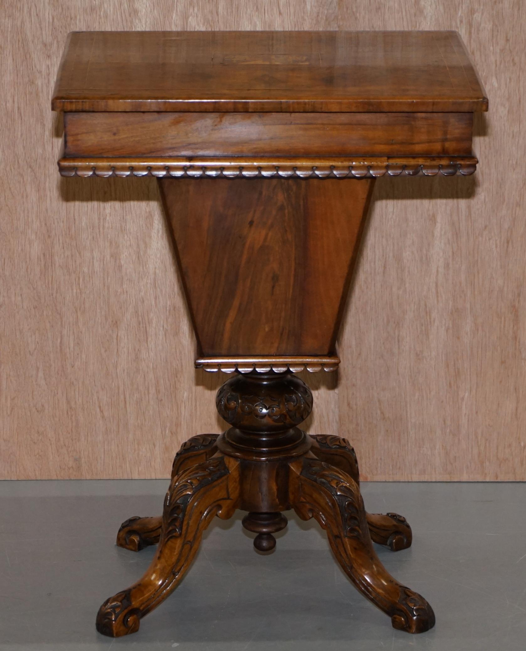 Rare table de travail en ronce de noyer restaurée & Table de couture incrustée Tunbridge Pieds sculptés en vente 5