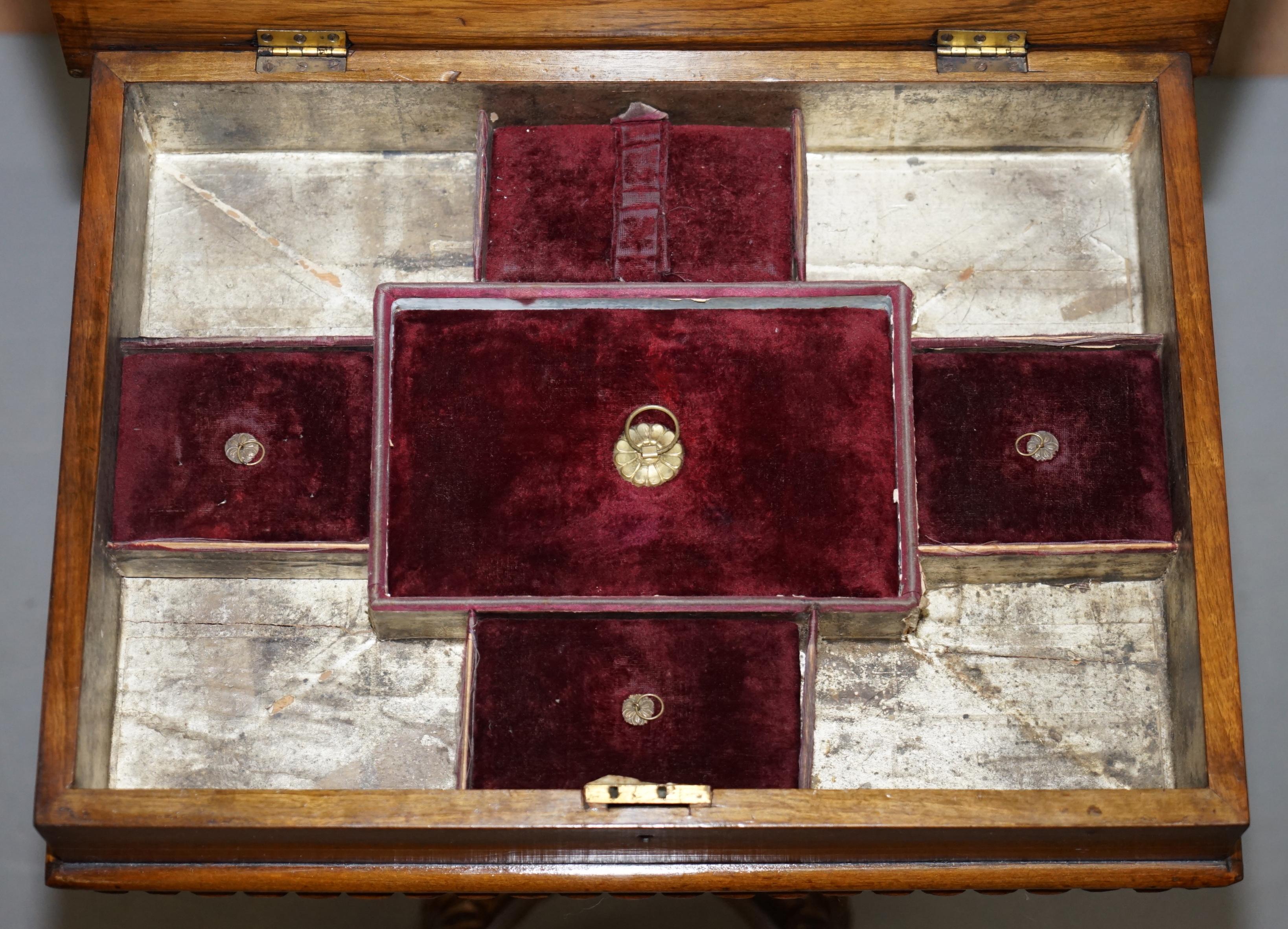 Rare table de travail en ronce de noyer restaurée & Table de couture incrustée Tunbridge Pieds sculptés en vente 10