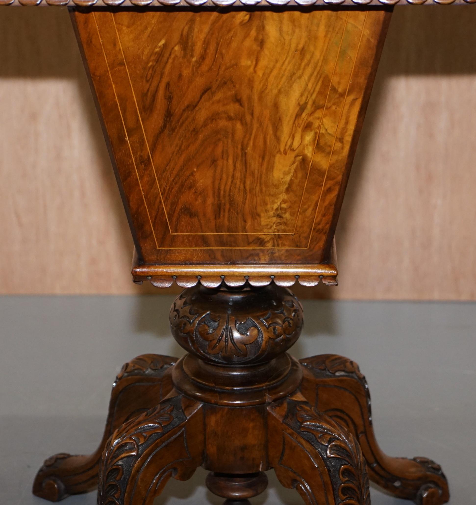 Rare table de travail en ronce de noyer restaurée & Table de couture incrustée Tunbridge Pieds sculptés en vente 1