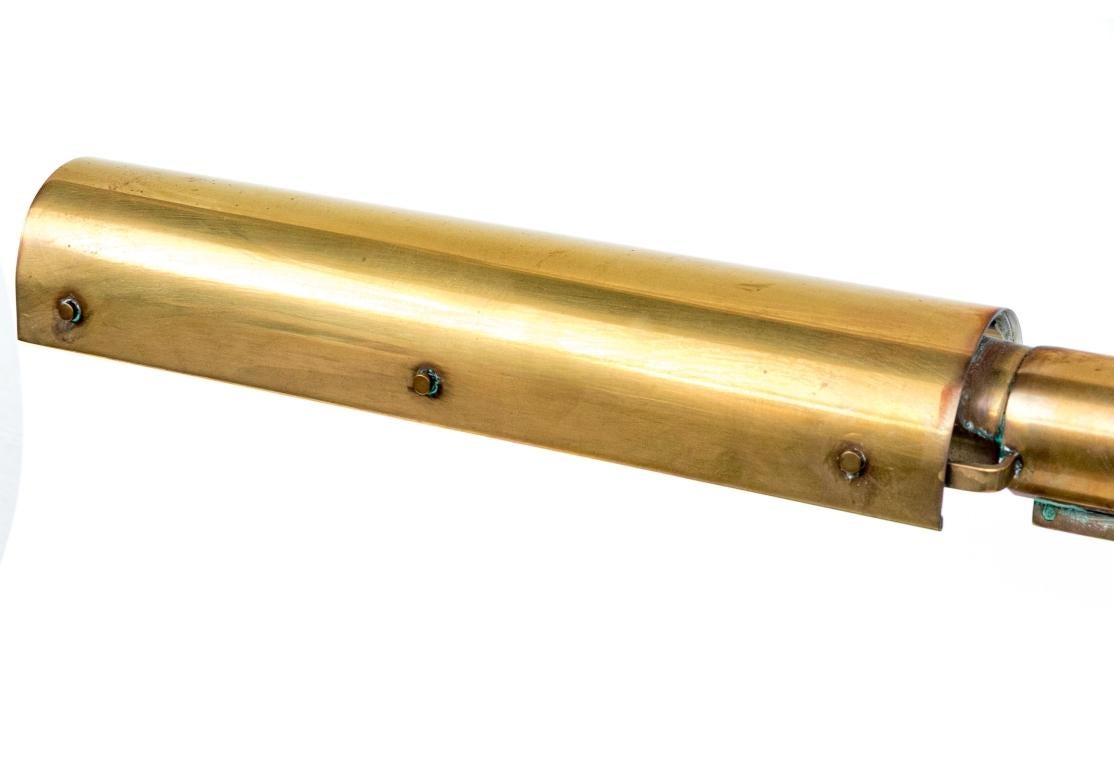 Une lampe de travail en laiton entièrement ajustable, rarement vue, avec une grande fonction et une belle présentation de l'ère industrielle. Le bras de la lampe tourne d'un quart de tour et l'abat-jour ainsi que le bras sont réglables. La lampe a