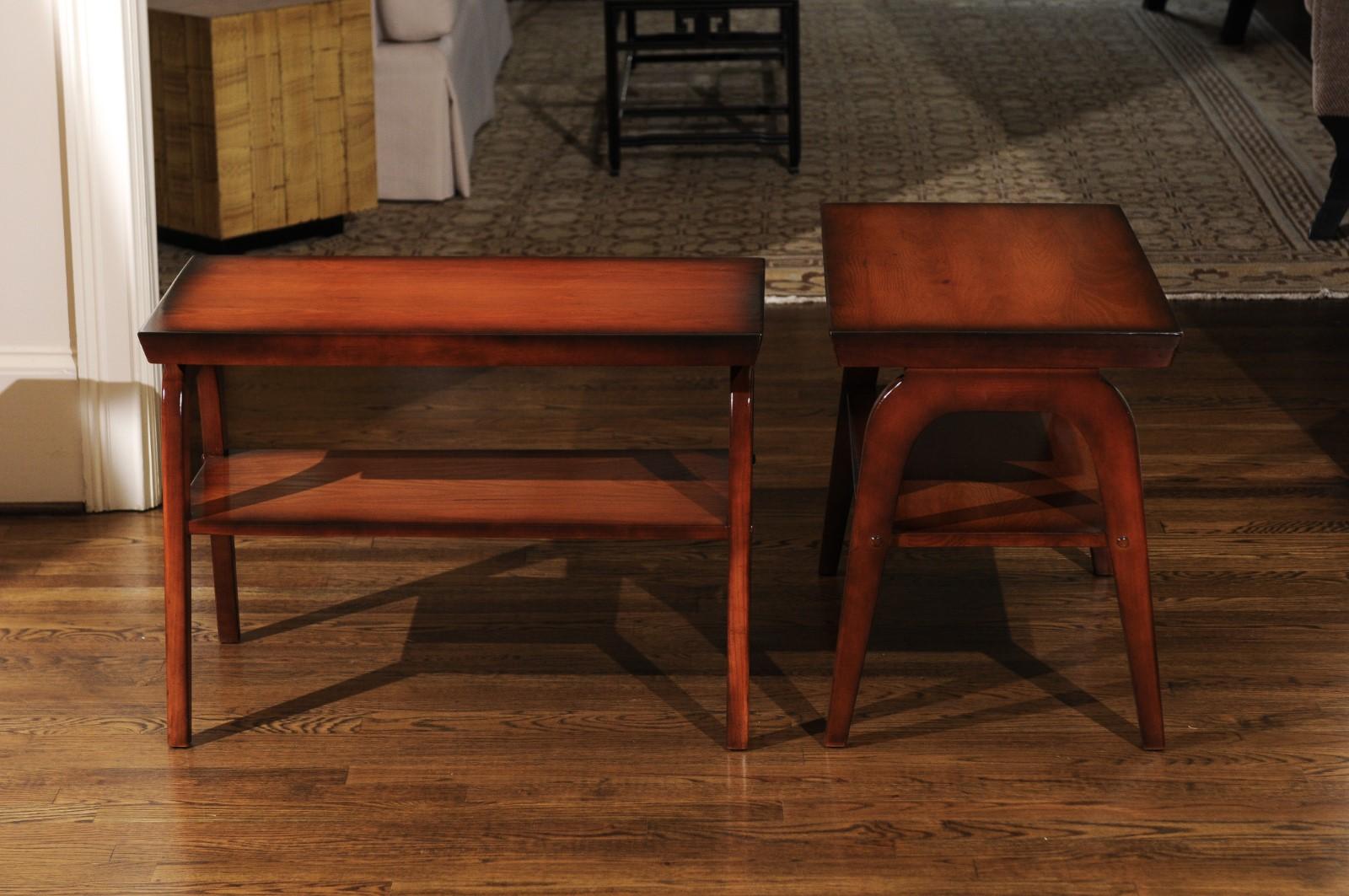 Une paire exceptionnelle de tables d'appoint vintage d'une série presque impossible à trouver. Ces exemples inhabituels font partie de la collection boutique Far Horizons, produite par John Wisner, designer de longue date de Ficks Reed, et