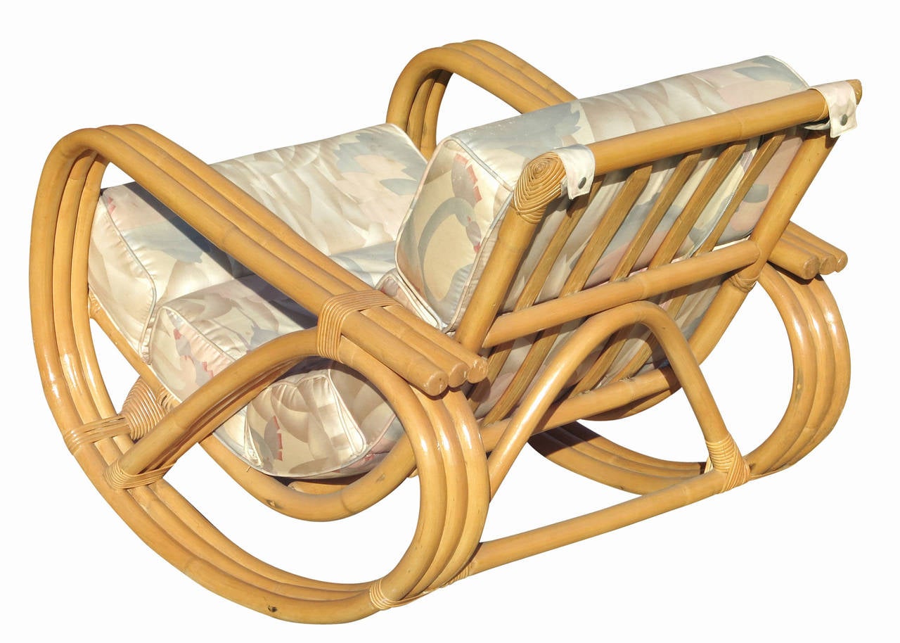 Chaise à bascule en rotin avec pouf en forme de bretzel restaurée, rare Excellent état - En vente à Van Nuys, CA