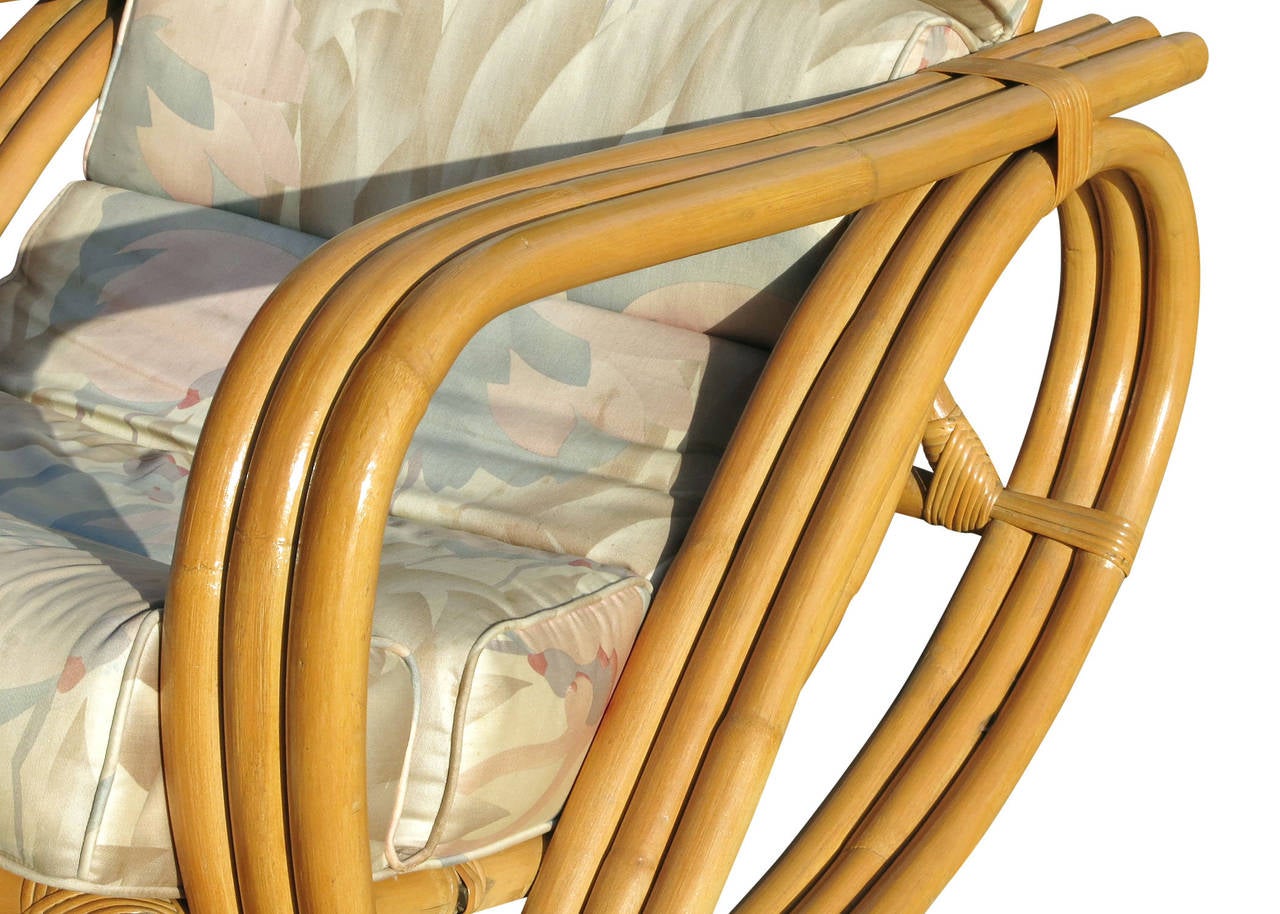 Bambou Chaise à bascule en rotin avec pouf en forme de bretzel restaurée, rare en vente