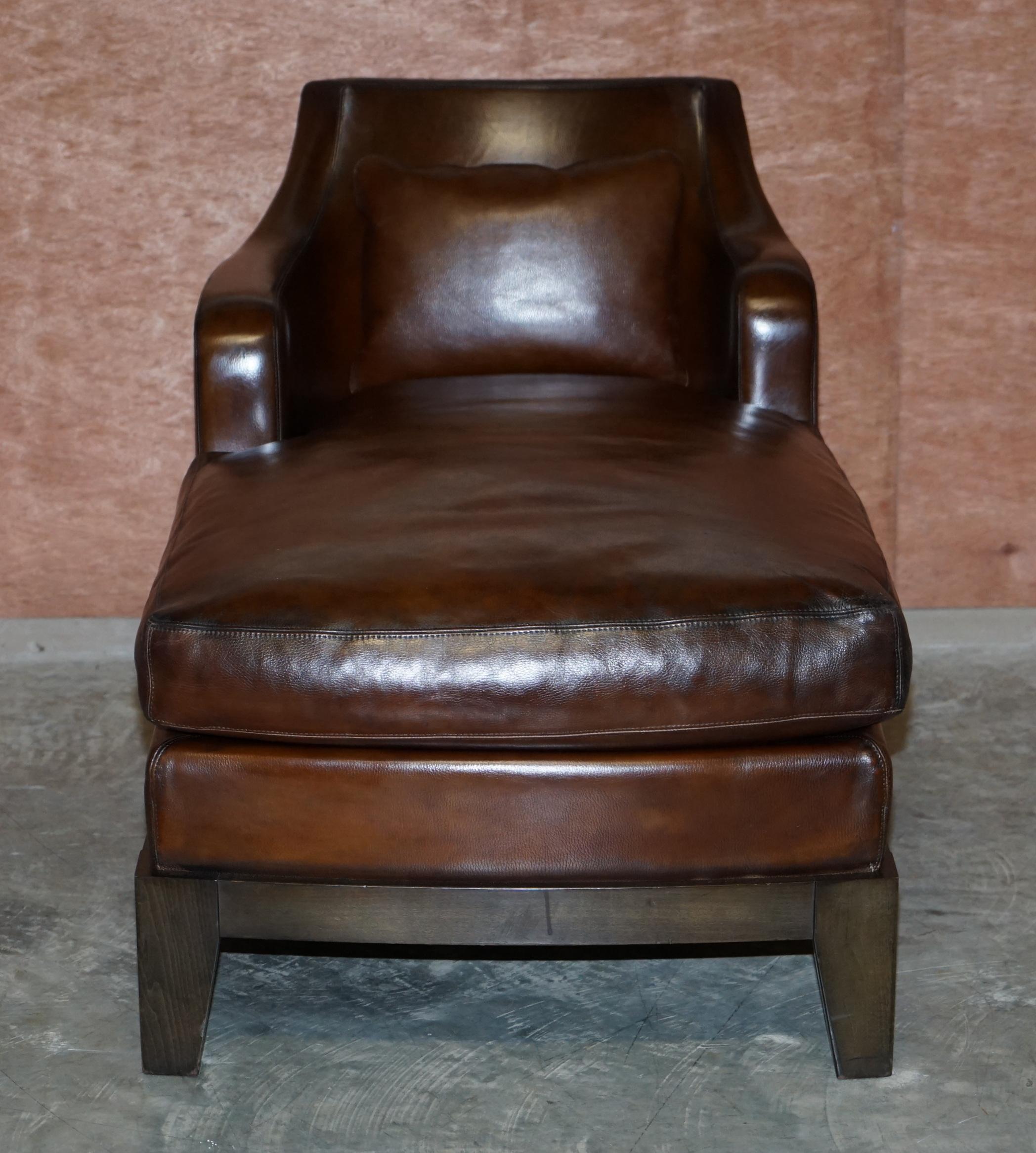 Nous avons le plaisir de proposer à la vente cette très rare chaise longue en cuir Promemoria Gioconda, fabriquée à la main en Italie, entièrement restaurée et teinte en brun cigare

Il s'agit d'une chaise italienne de belle taille, le cuir a été