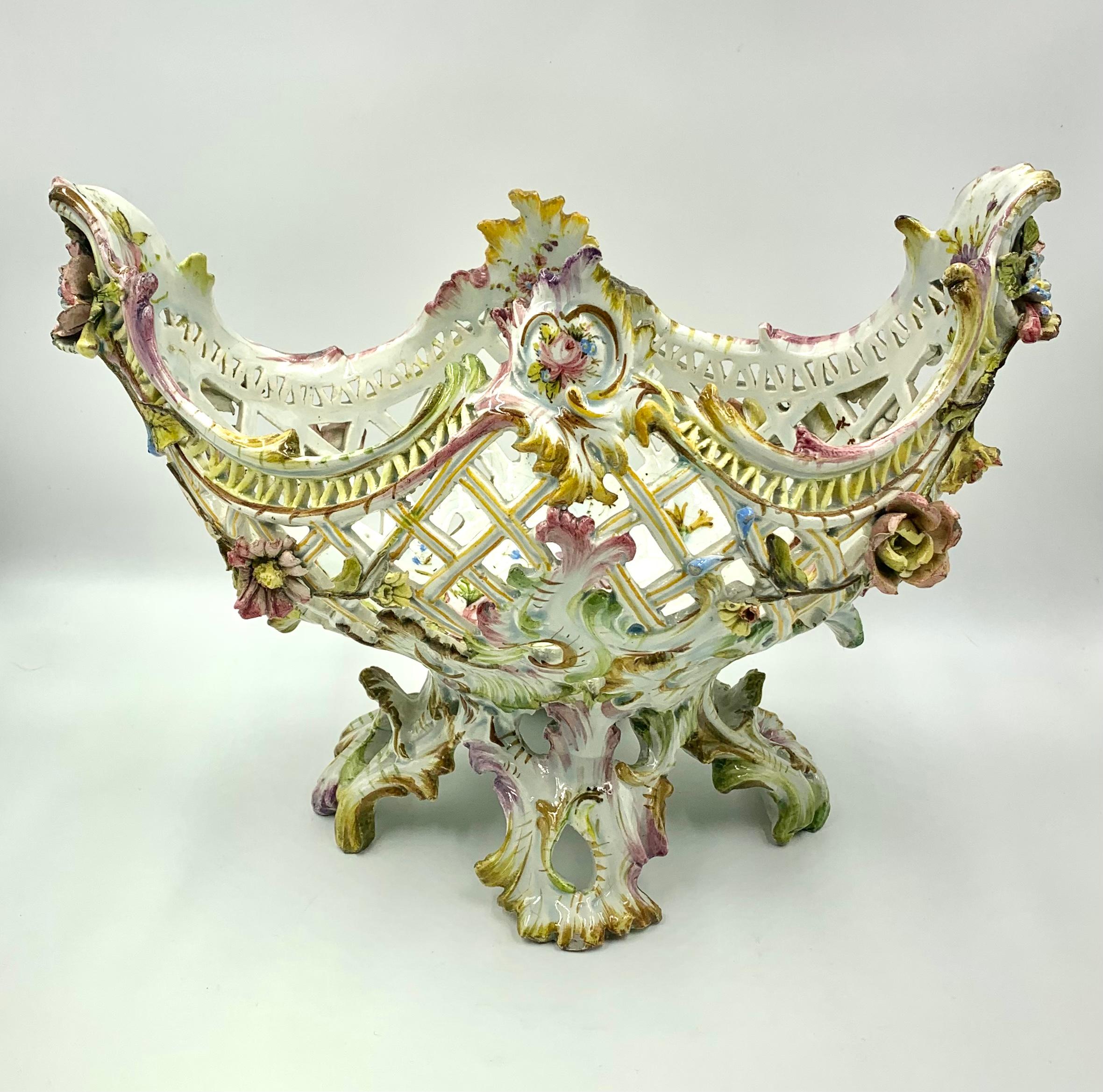 Raro Centro de Mesa Reticulado Antiguo Italiano Nove Faience Rococó Guirnalda de Flores en venta 5