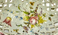 Rare centre de table italien ancien réticulé en faïence Nove Rococo à guirlandes de fleurs