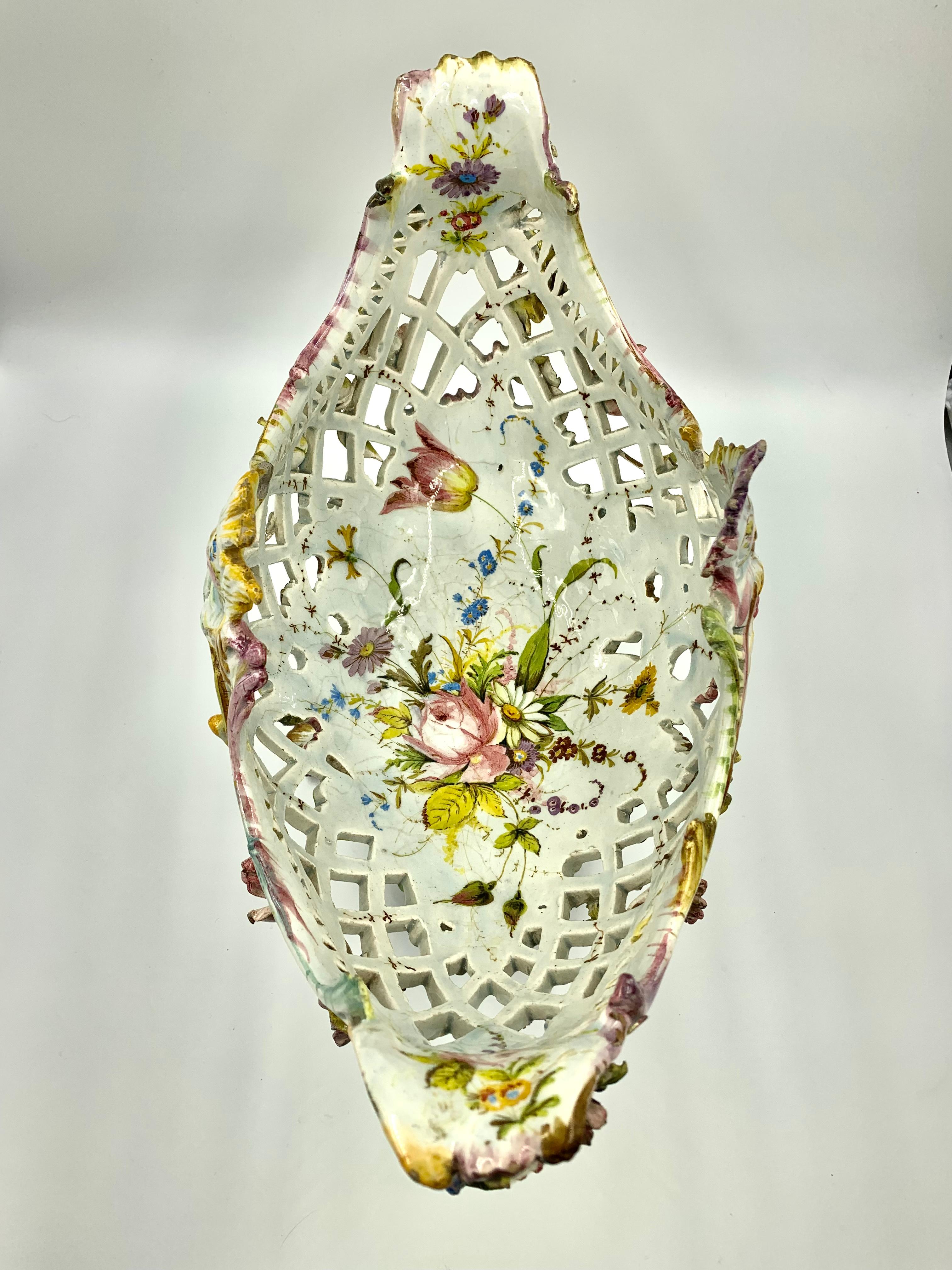 Raro Centro de Mesa Reticulado Antiguo Italiano Nove Faience Rococó Guirnalda de Flores Pintado a mano en venta