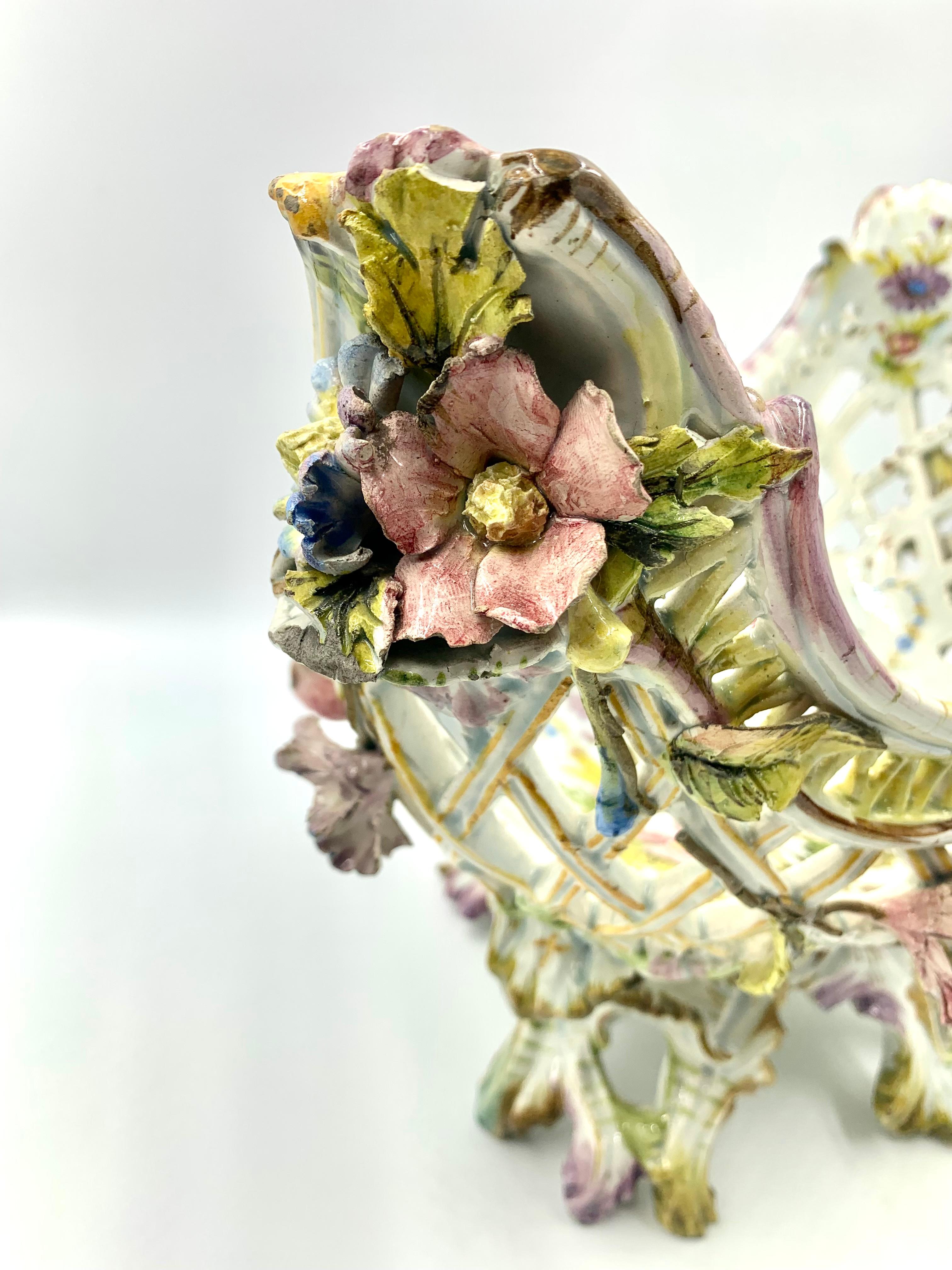 Seltene retikulierte antike italienische Nove Fayence Rokoko Blumengirlande Centerpiece im Zustand „Gut“ im Angebot in New York, NY