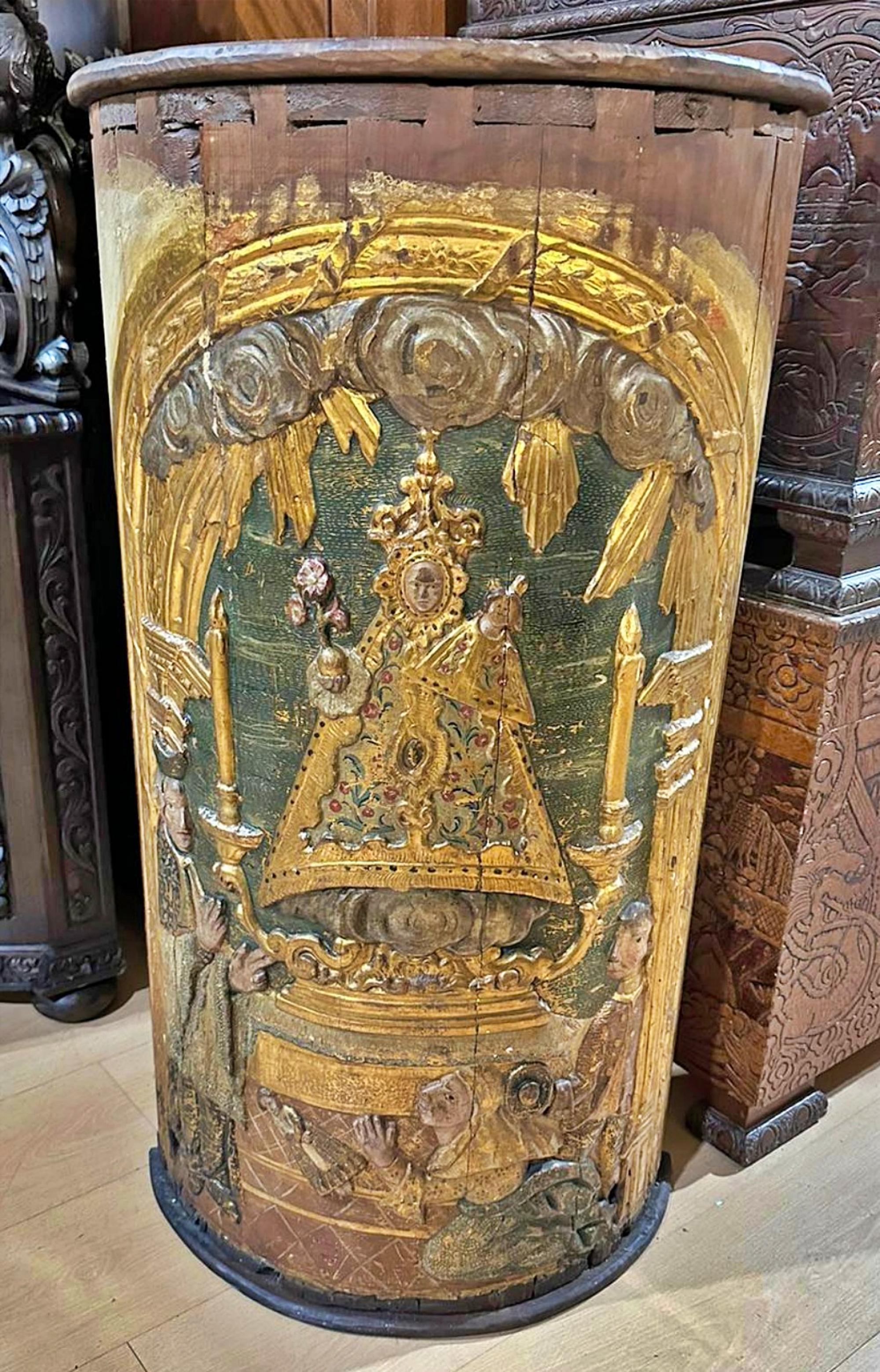Rare Revolving Door of Spanish Colonial Altar from the 17th century, 
with two sides, one the Virgin and the other the Sun. 
Measures: Height 100cm x 55cm x 25cm
Never restored
very good condition for the age.