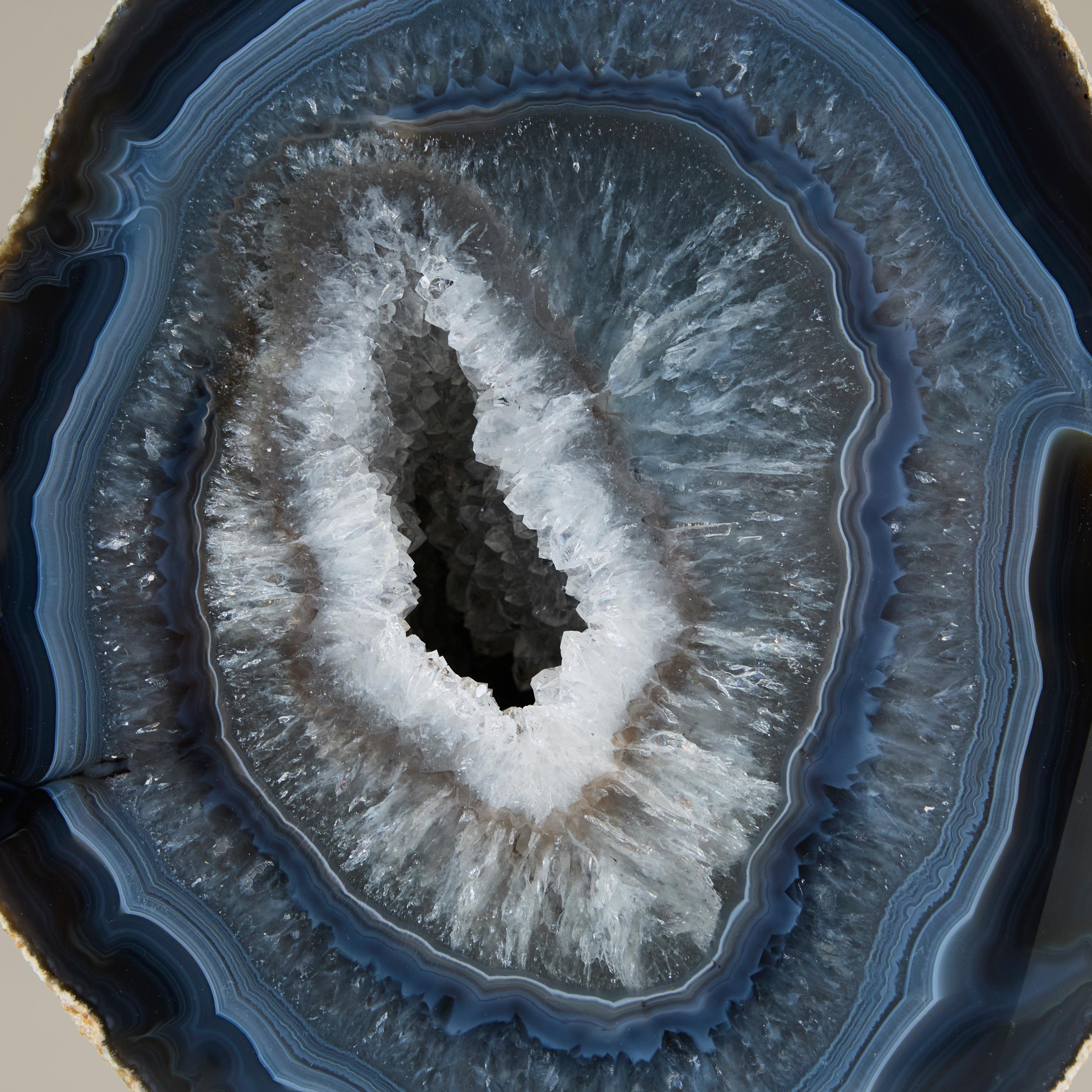Rara Geoda de Ágata Encaje Azul y Blanca sobre soporte Brasileño en venta