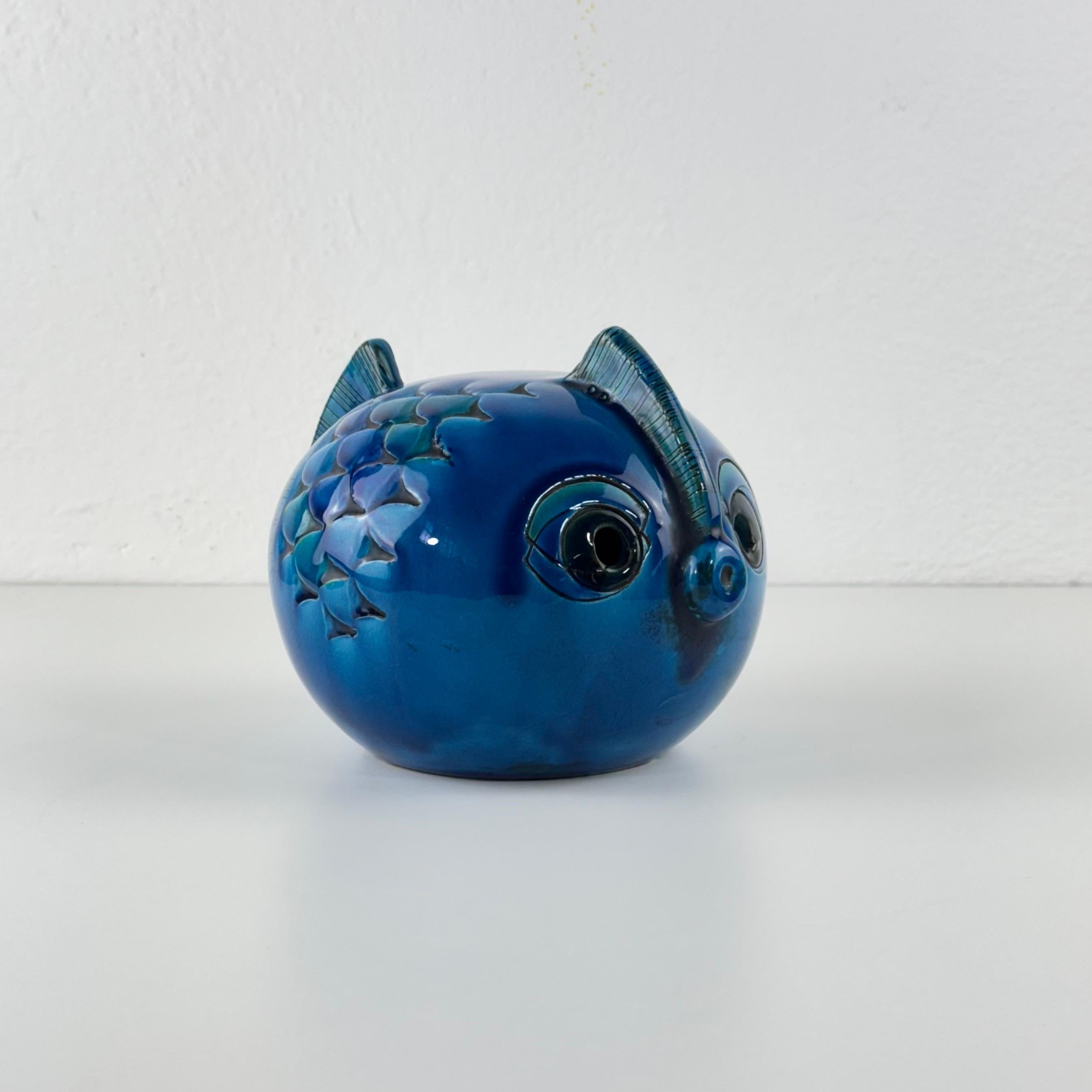 Exemple exceptionnel et rare du travail d'Aldo Londi pour Bitossi Ceramiche, ce poisson sculptural en céramique appartient à la collection iconique 