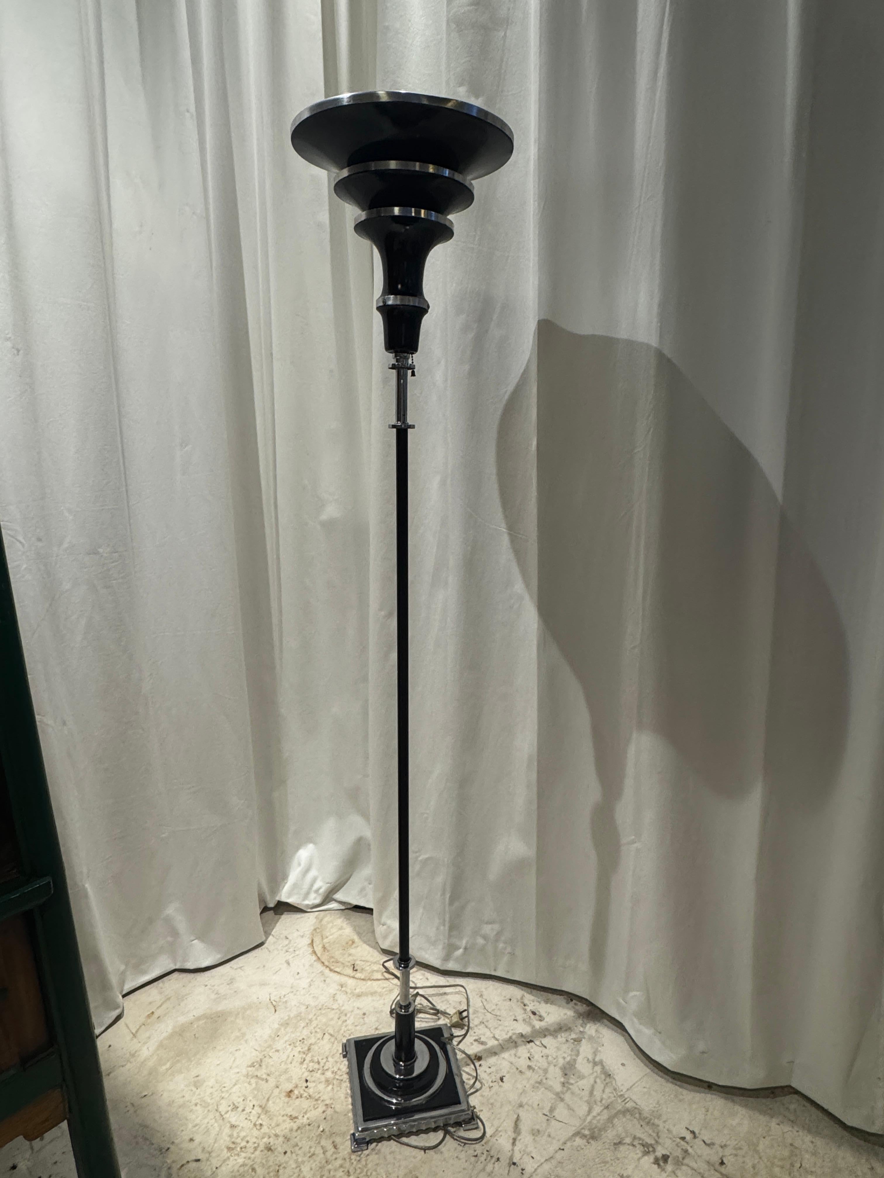 XX secolo Rara lampada da terra RMC Model 795 Art Deco Machin in smalto nero in vendita