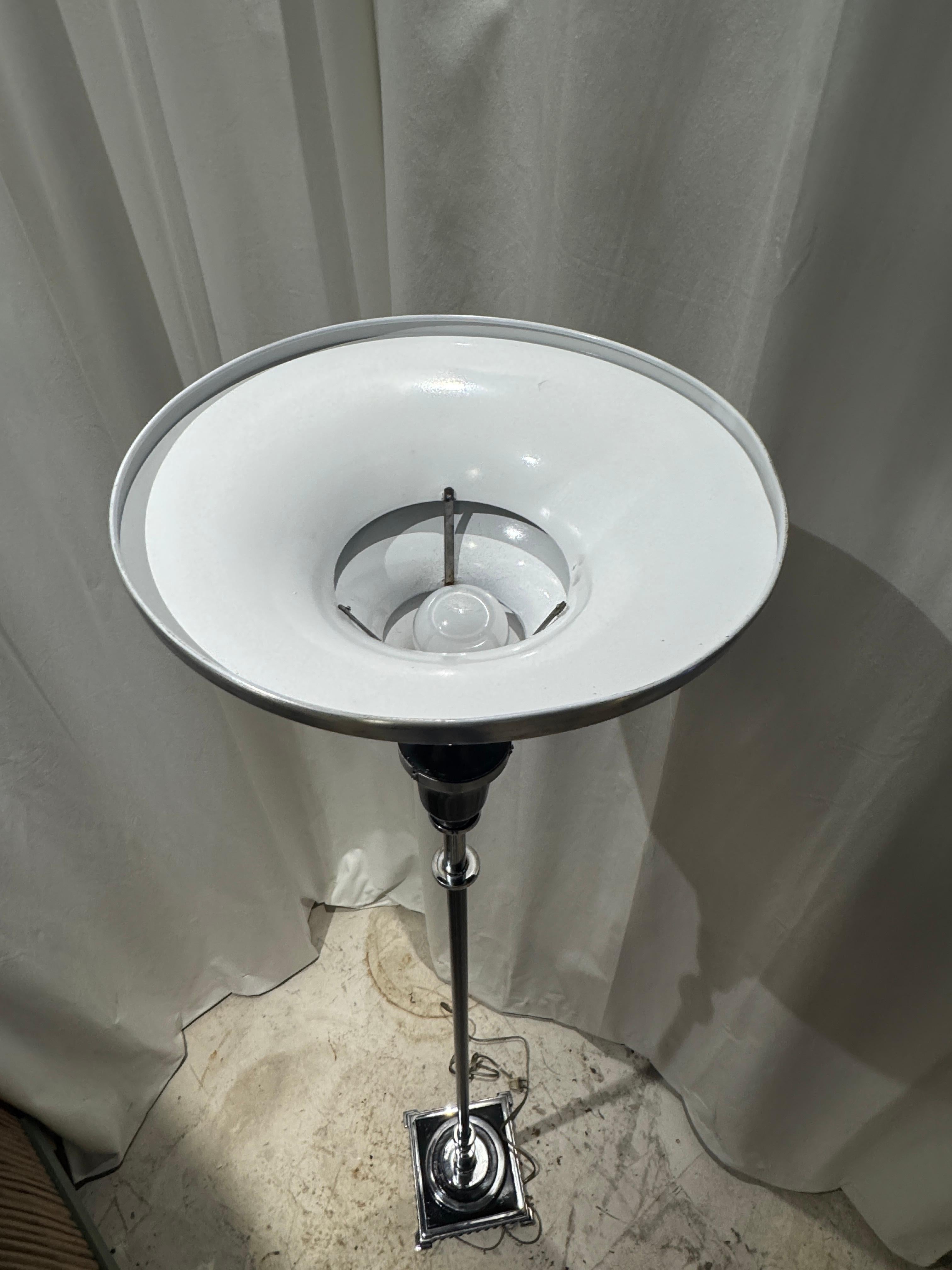 Smaltato Rara lampada da terra RMC Model 795 Art Deco Machin in smalto nero in vendita