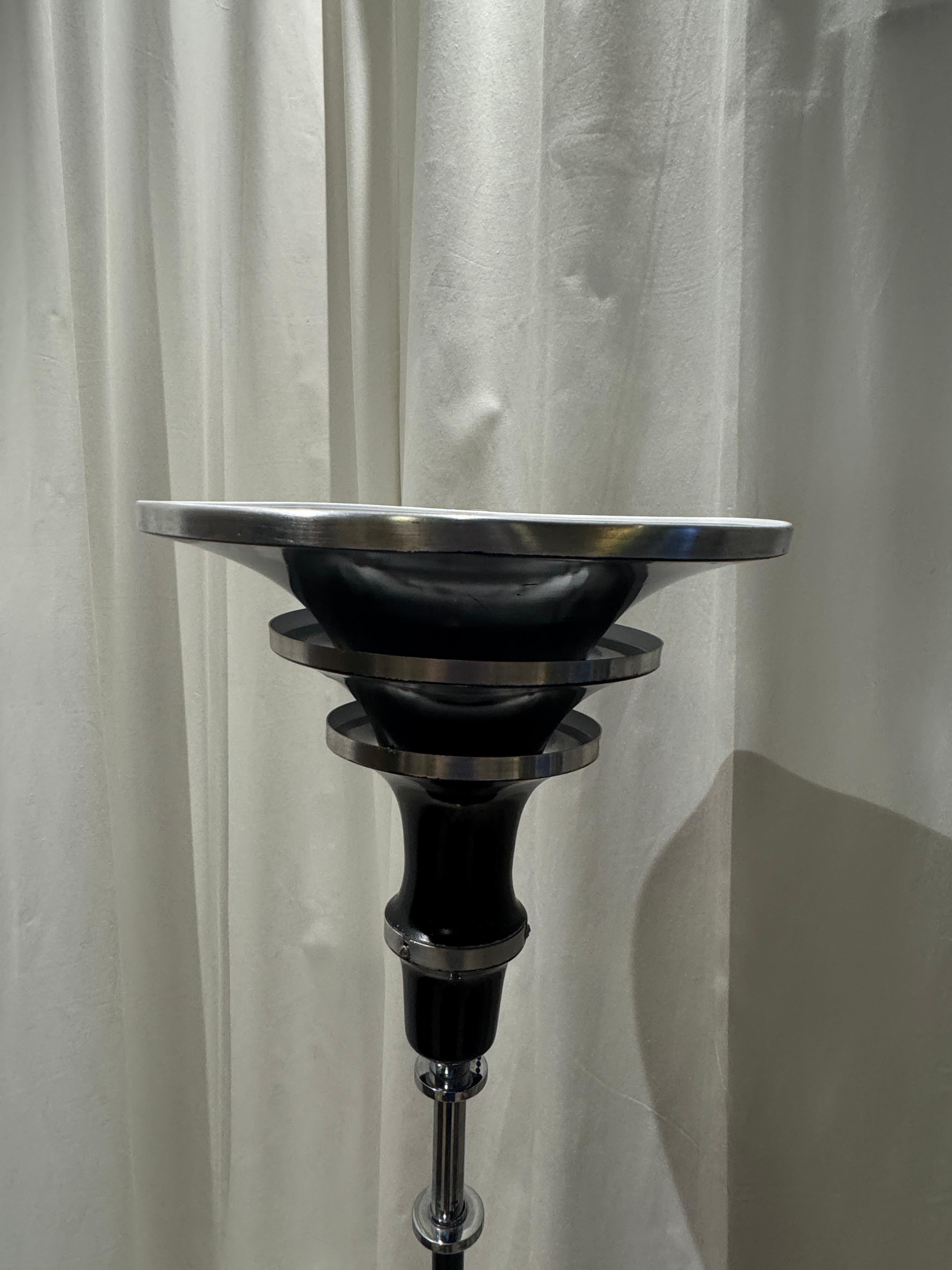 Rara lampada da terra RMC Model 795 Art Deco Machin in smalto nero In condizioni discrete in vendita a West Hollywood, CA
