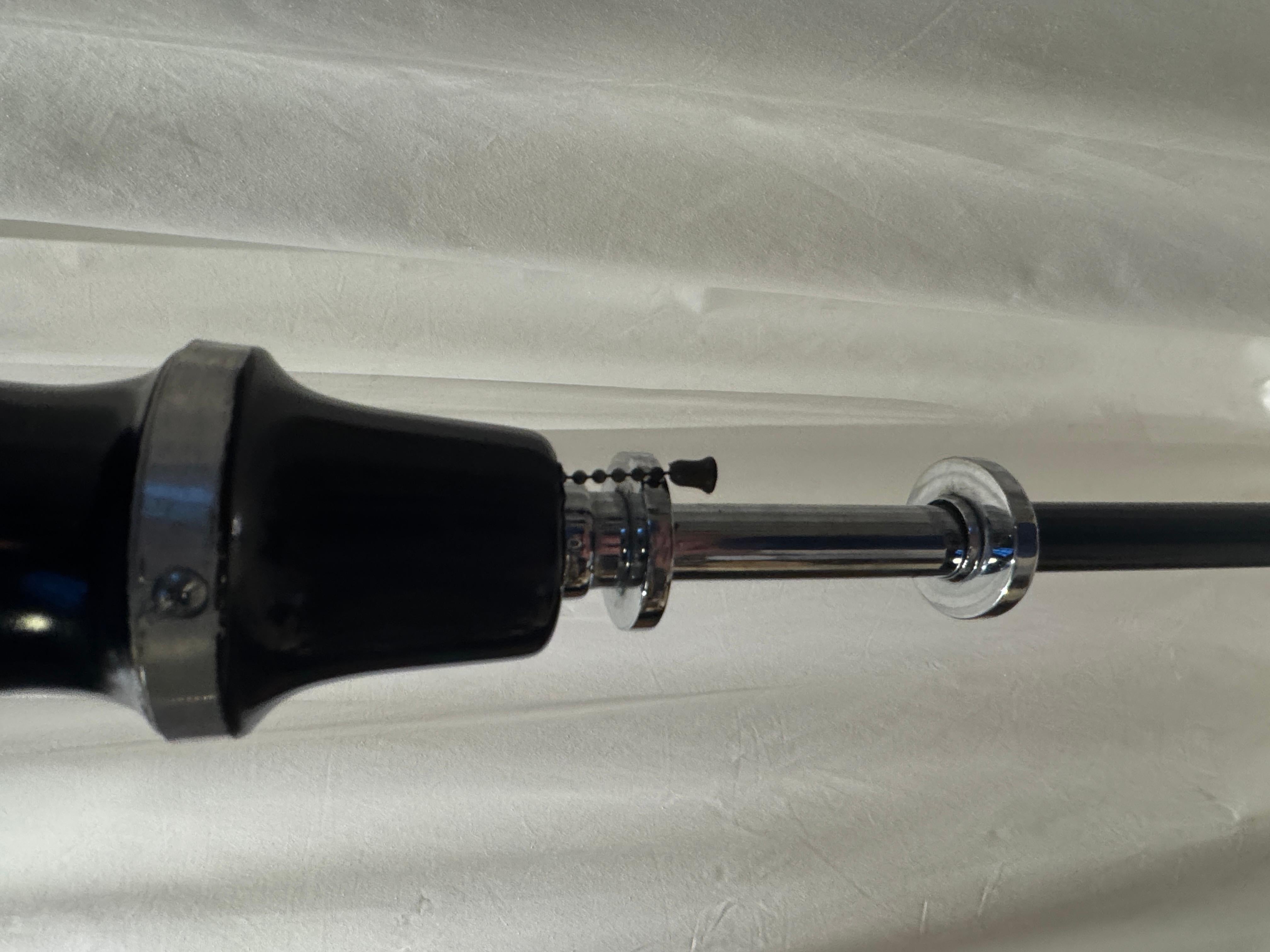 Rara lampada da terra RMC Model 795 Art Deco Machin in smalto nero in vendita 1