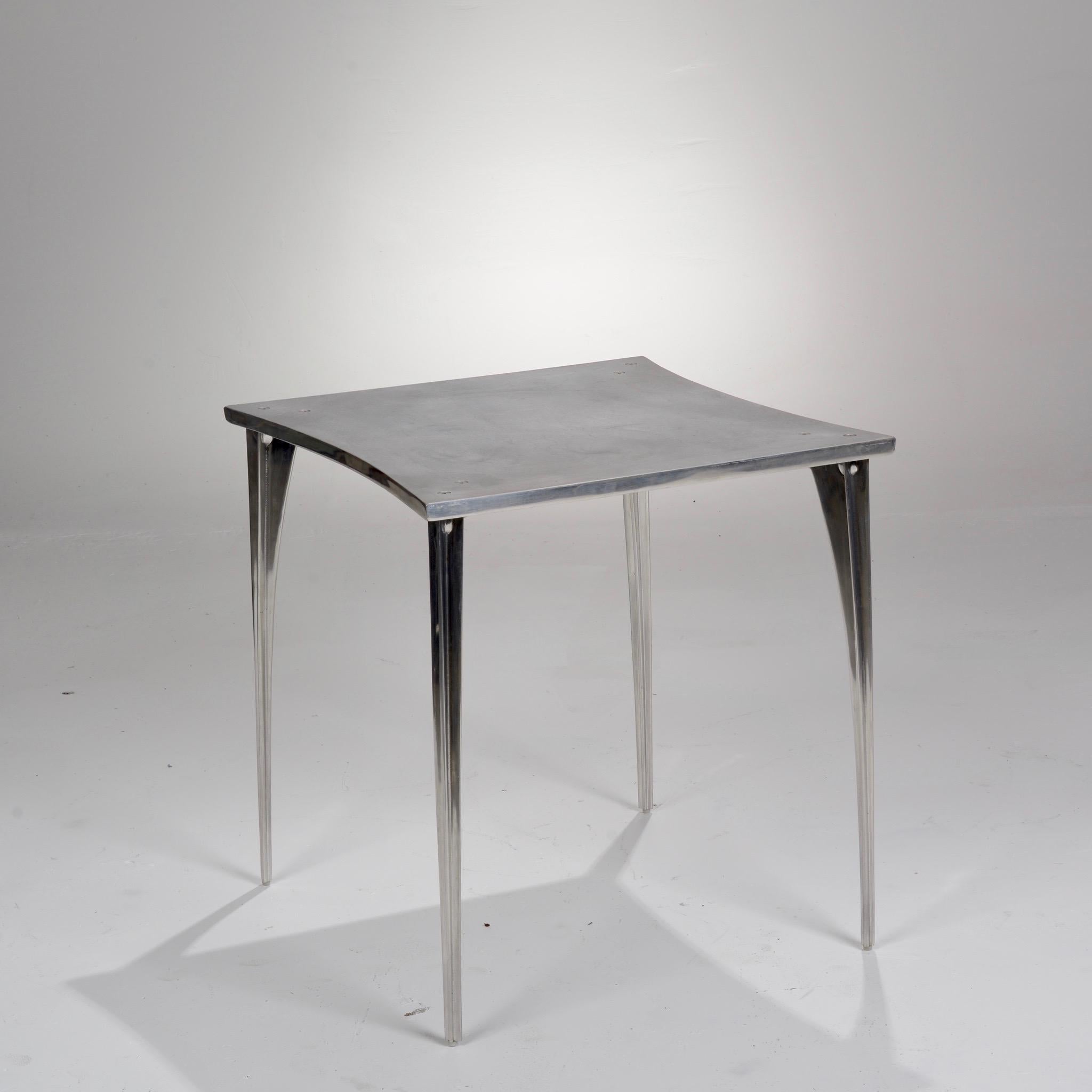 Table en aluminium moulé à la main de Robert Jostens, 2 en stock.