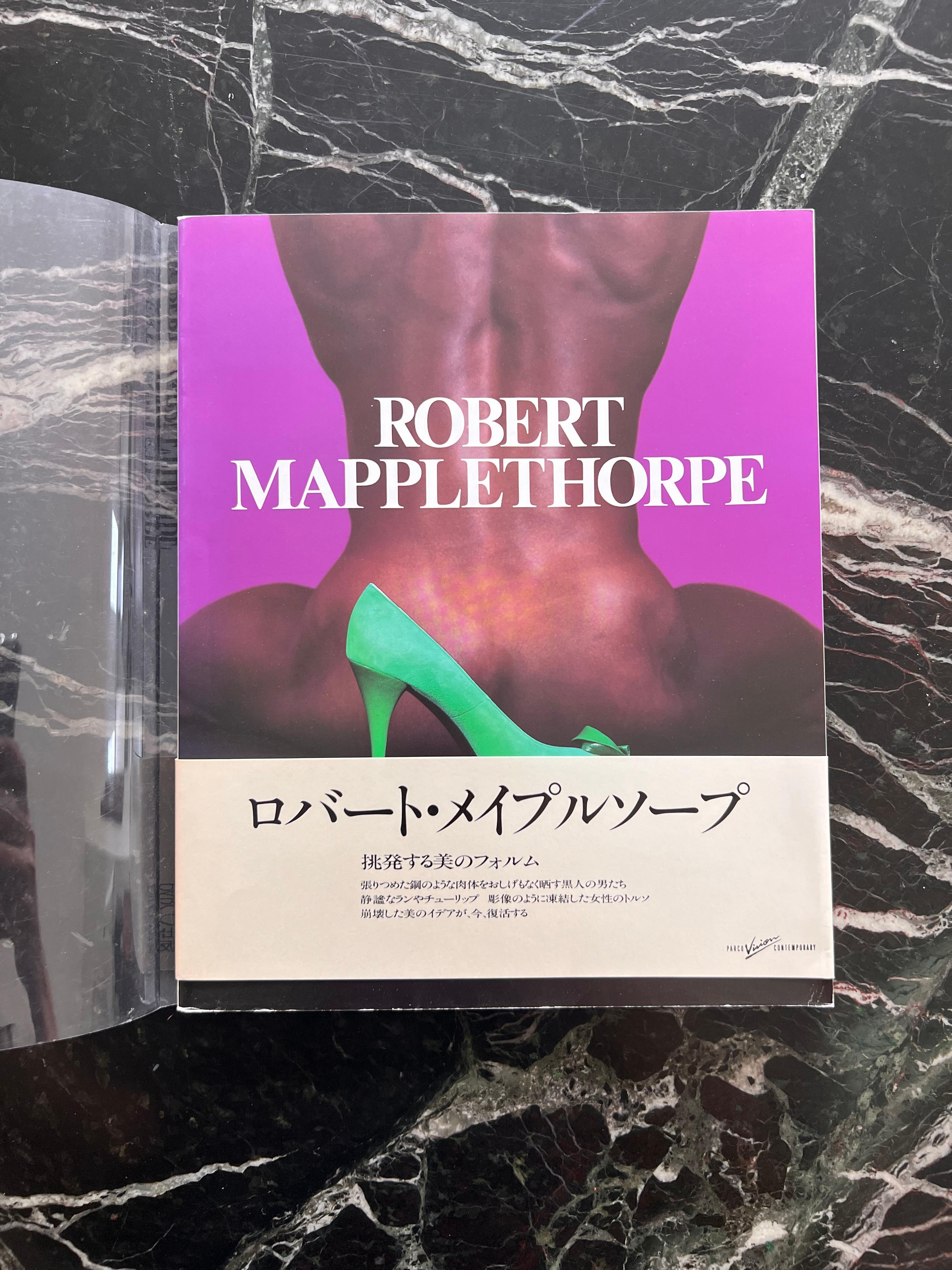 Livre de table Robert Mapplethorpe, anglais et japonais, couverture tendue 1987  en vente 2