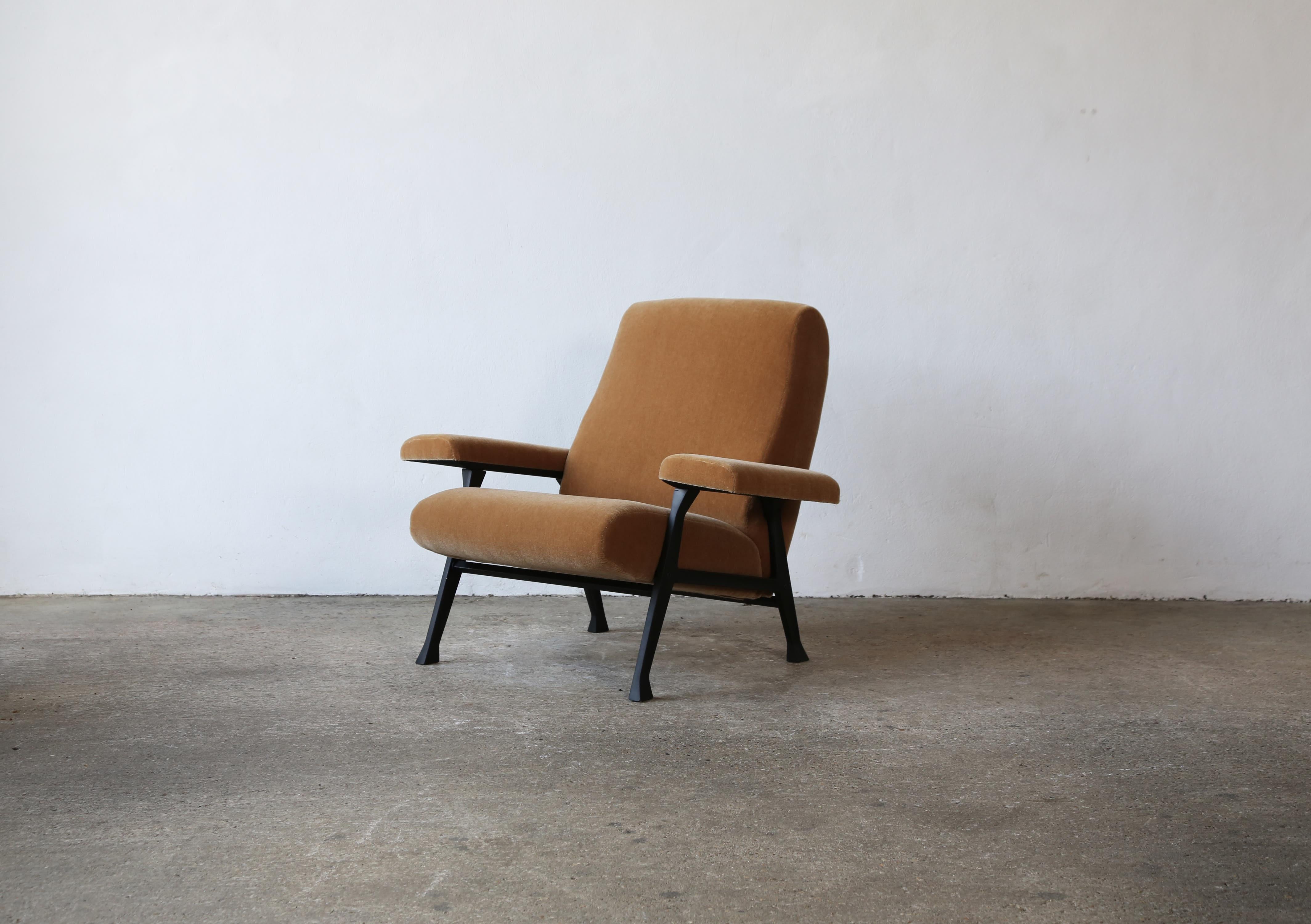 An original and early, rare Roberto Menghi Hall chair, produced by Arflex, Italy, 1950s. Newly upholstered in a luxurious pure mohair fabric. This chair was specified by Gio Ponti for his Iconic Pirelli Tower in Milan. They were awarded the