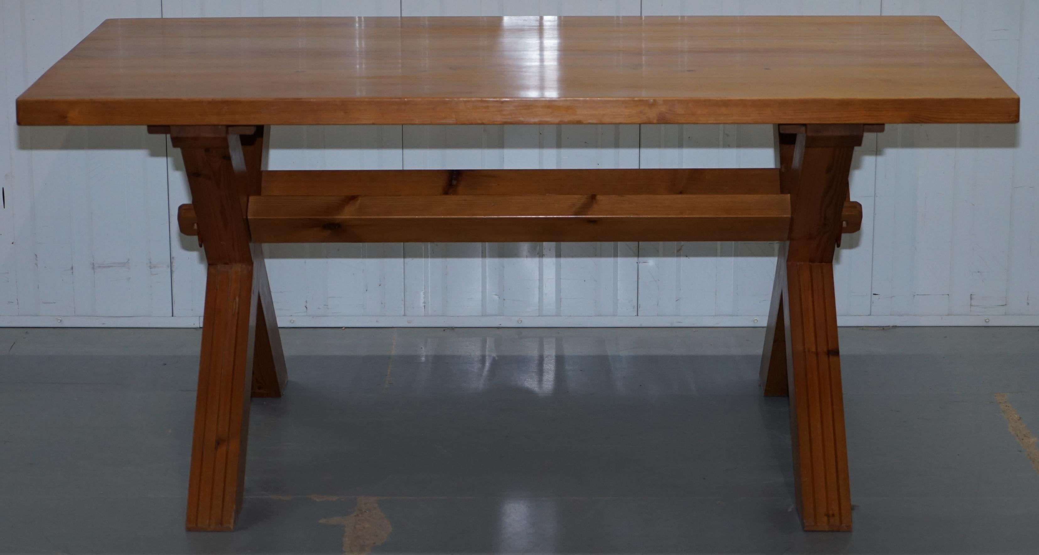 Rare Robin Nance of St Lues Solid Pine X-Framed Dining Table & 6 Chairs Carvers (Moderne der Mitte des Jahrhunderts)