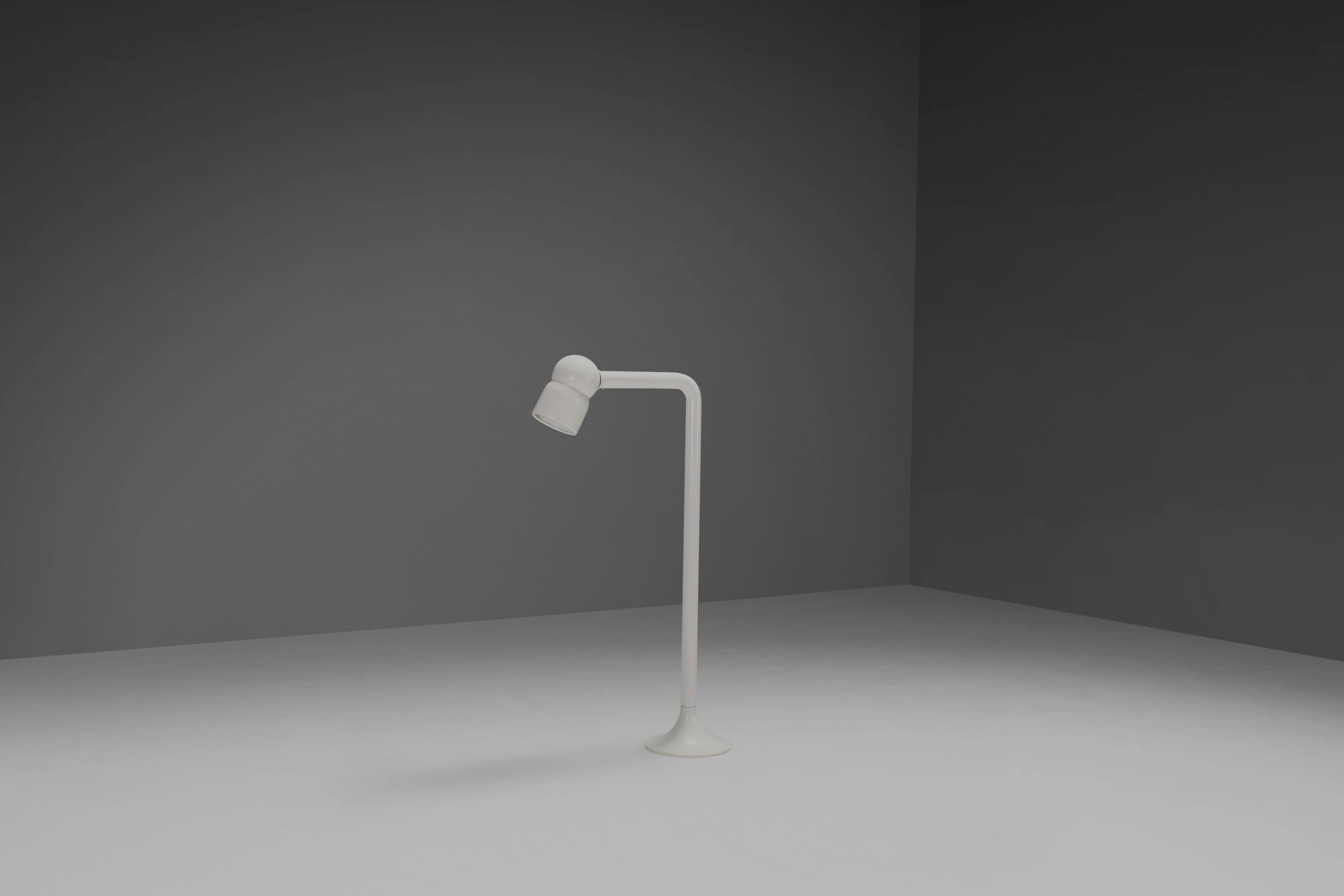 Floor lamp ‘Robot’ in very good condition.

Designed by Elio Martinelli in 1965

Produced by Martinelli Luce

The lamp is made of white lacquered metal.

The shade can be moved in every direction, it holds one bulb.




                 