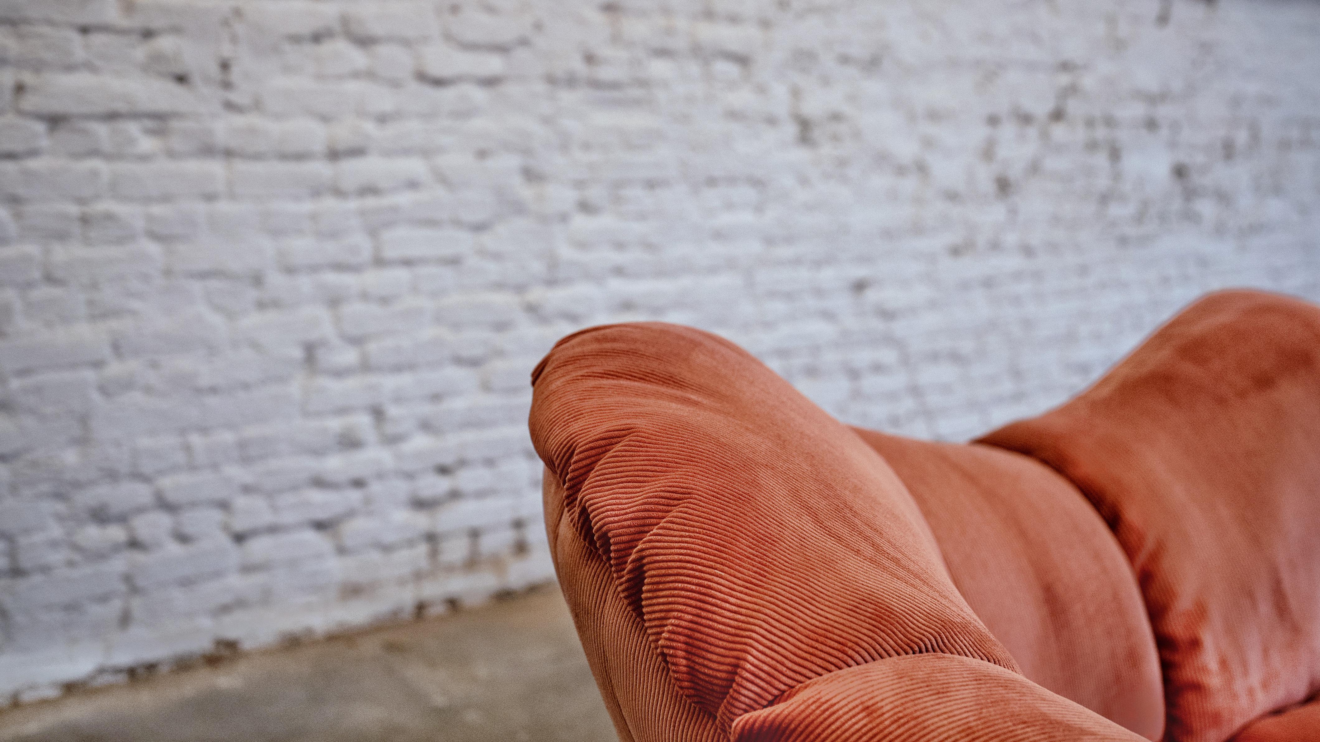 Rare canapé « Vagues » de Roche Bobois en tissu froissé corail en vente 4