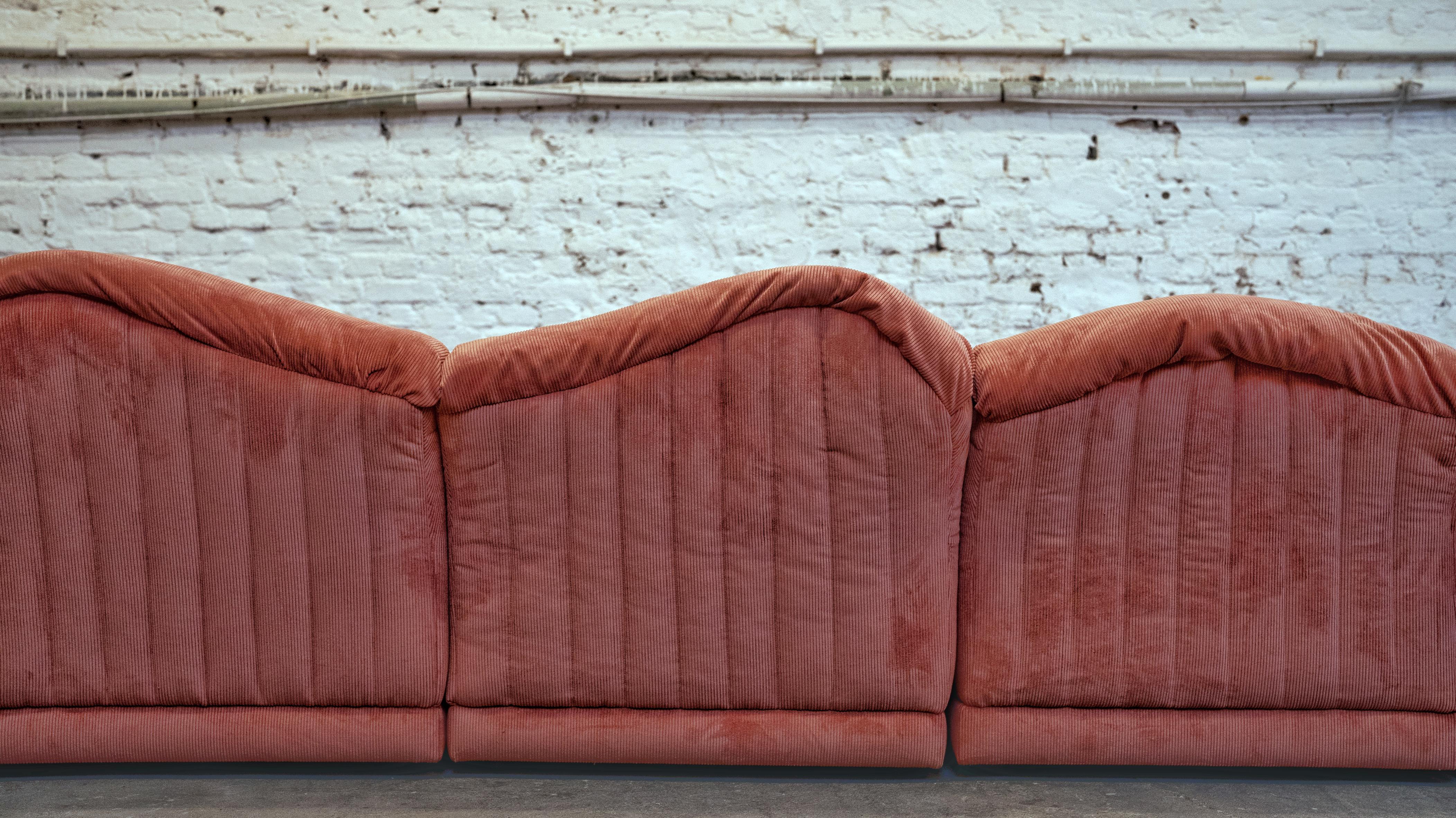 Rare canapé « Vagues » de Roche Bobois en tissu froissé corail en vente 6