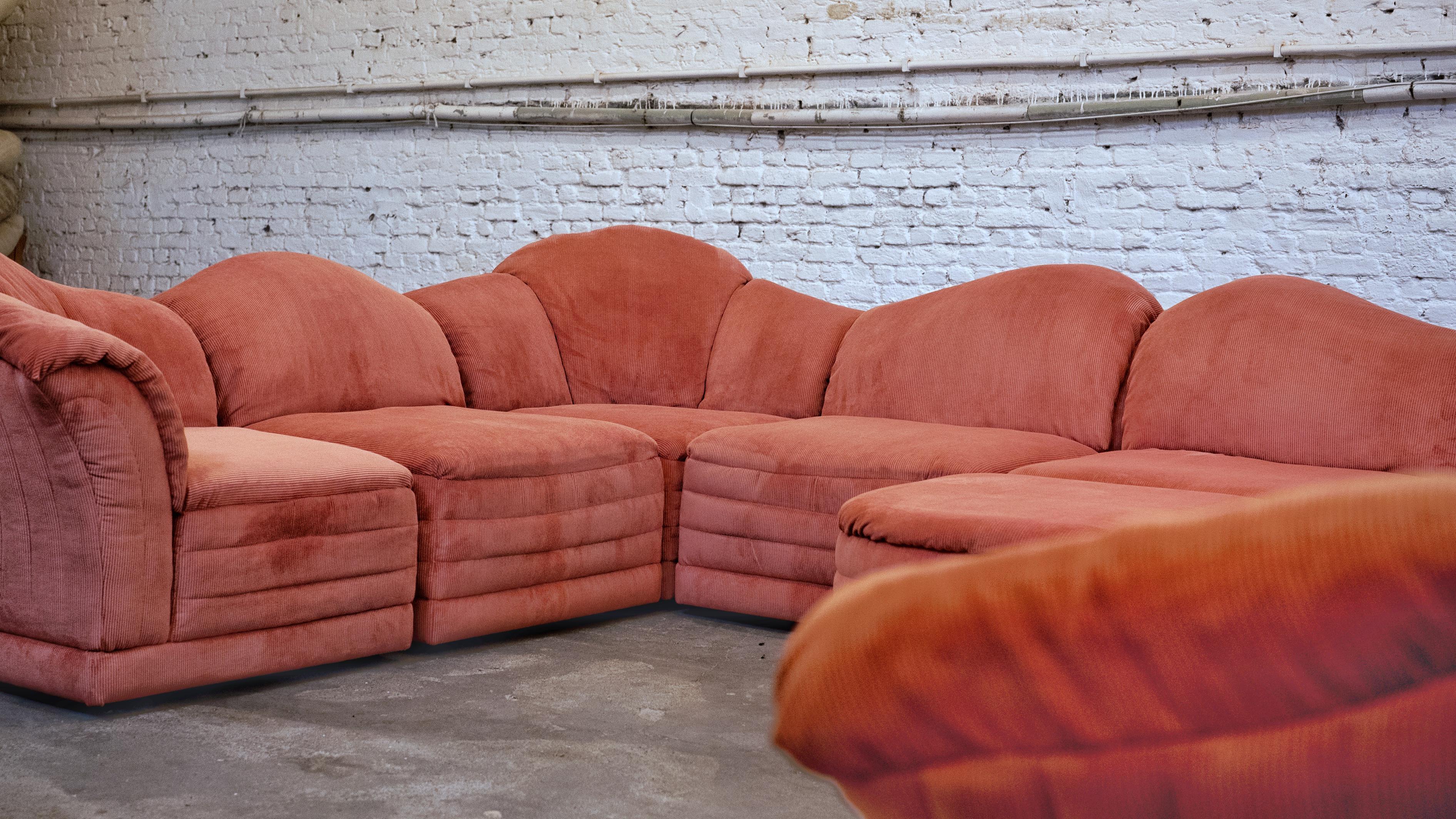 Rare canapé « Vagues » de Roche Bobois en tissu froissé corail en vente 7