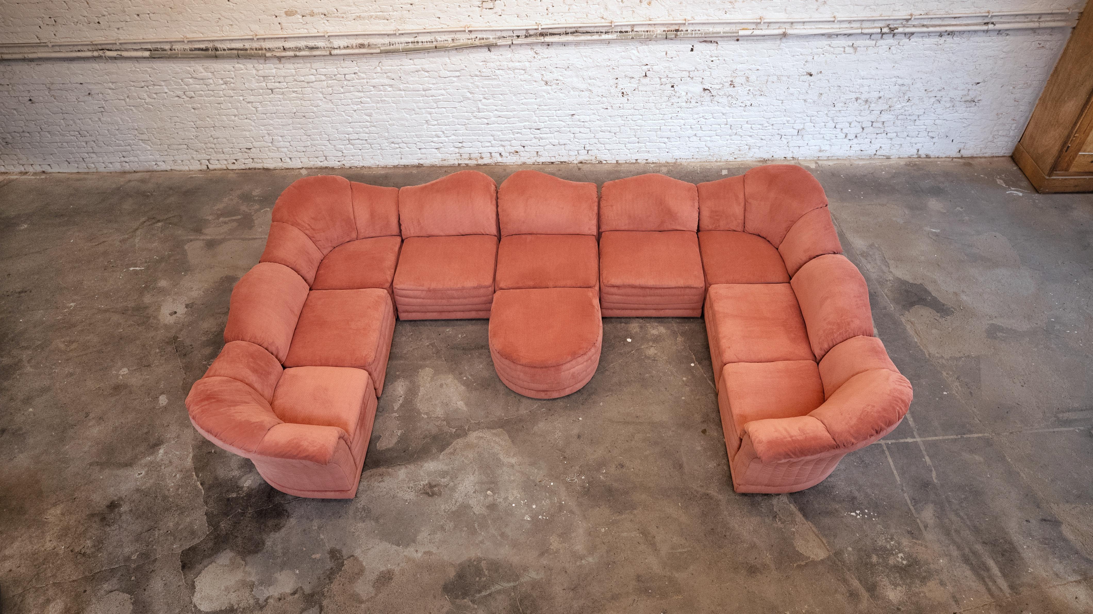 Fabrice présente notre superbe canapé Vagues, fabriqué par le célèbre designer Roche Bobois et doté d'un ravissant tissu côtelé de couleur corail.

Ce chef-d'œuvre de design est composé de 10 éléments individuels, ce qui permet une flexibilité et