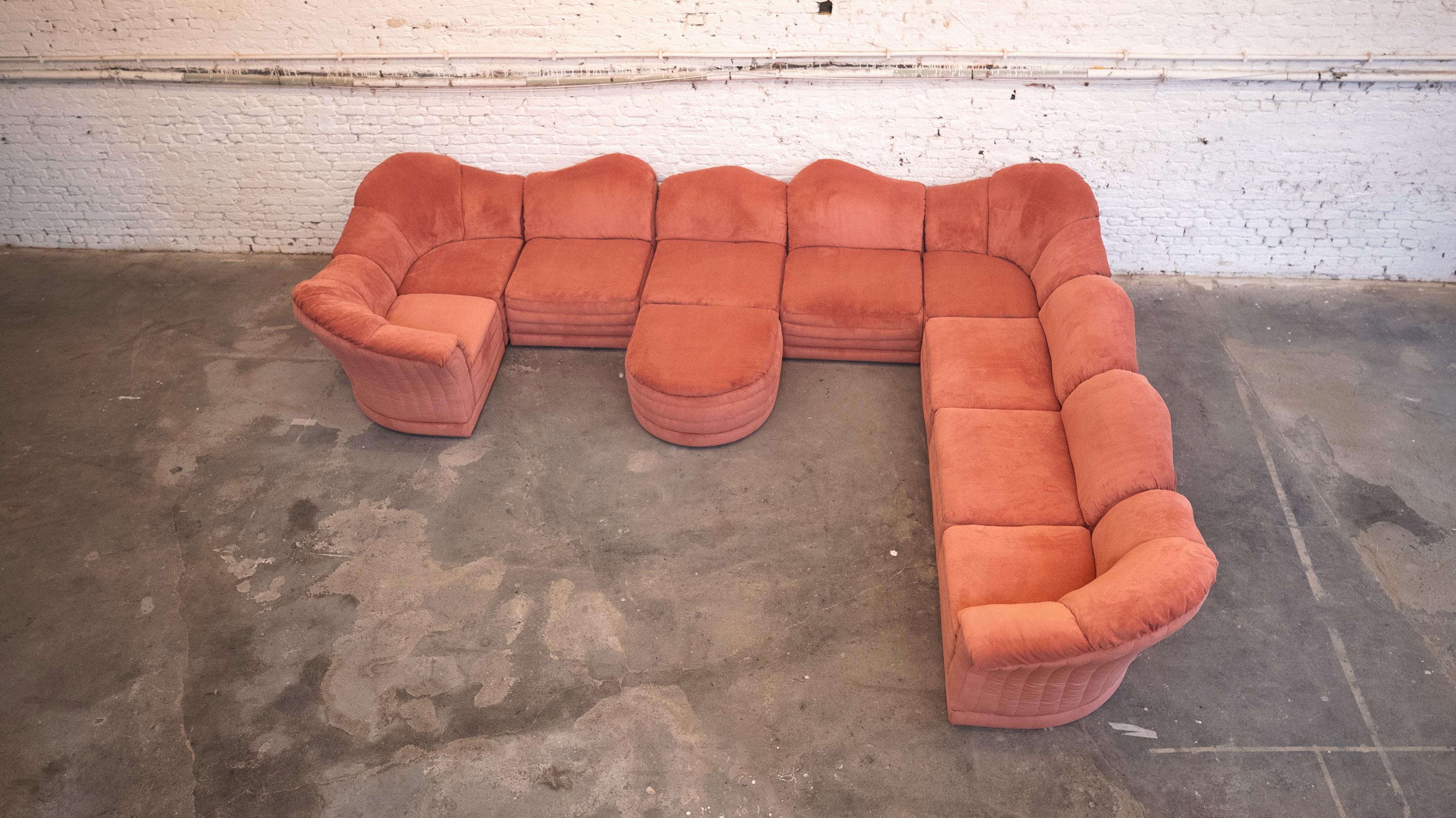Français Rare canapé « Vagues » de Roche Bobois en tissu froissé corail en vente