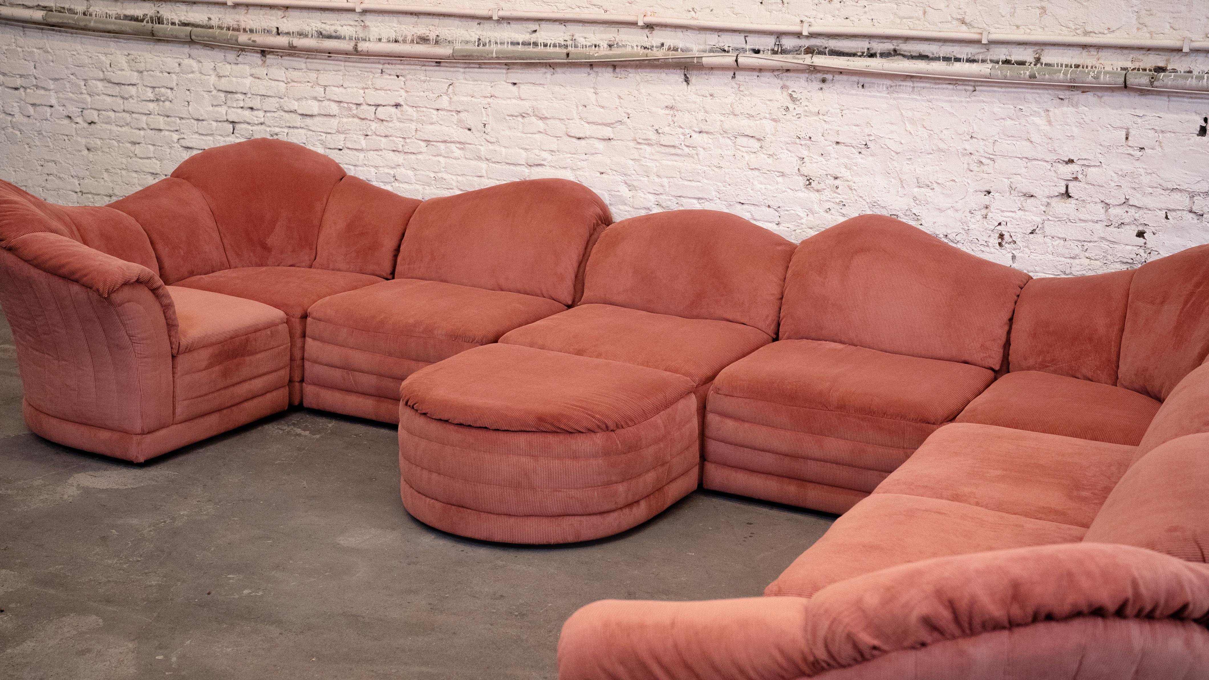 Rare canapé « Vagues » de Roche Bobois en tissu froissé corail Excellent état - En vente à Sint-Niklaas, VOV