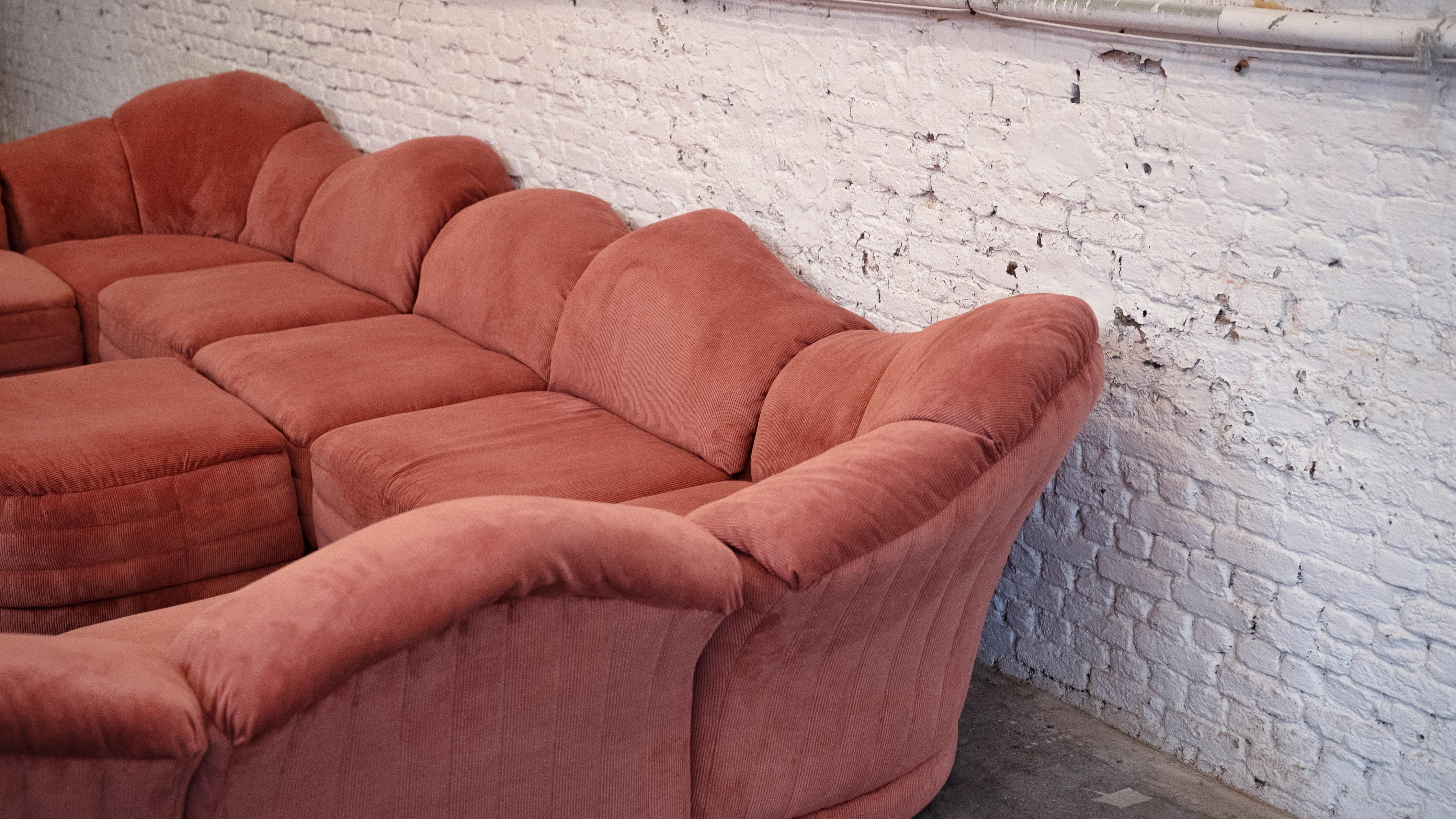 Fin du 20e siècle Rare canapé « Vagues » de Roche Bobois en tissu froissé corail en vente