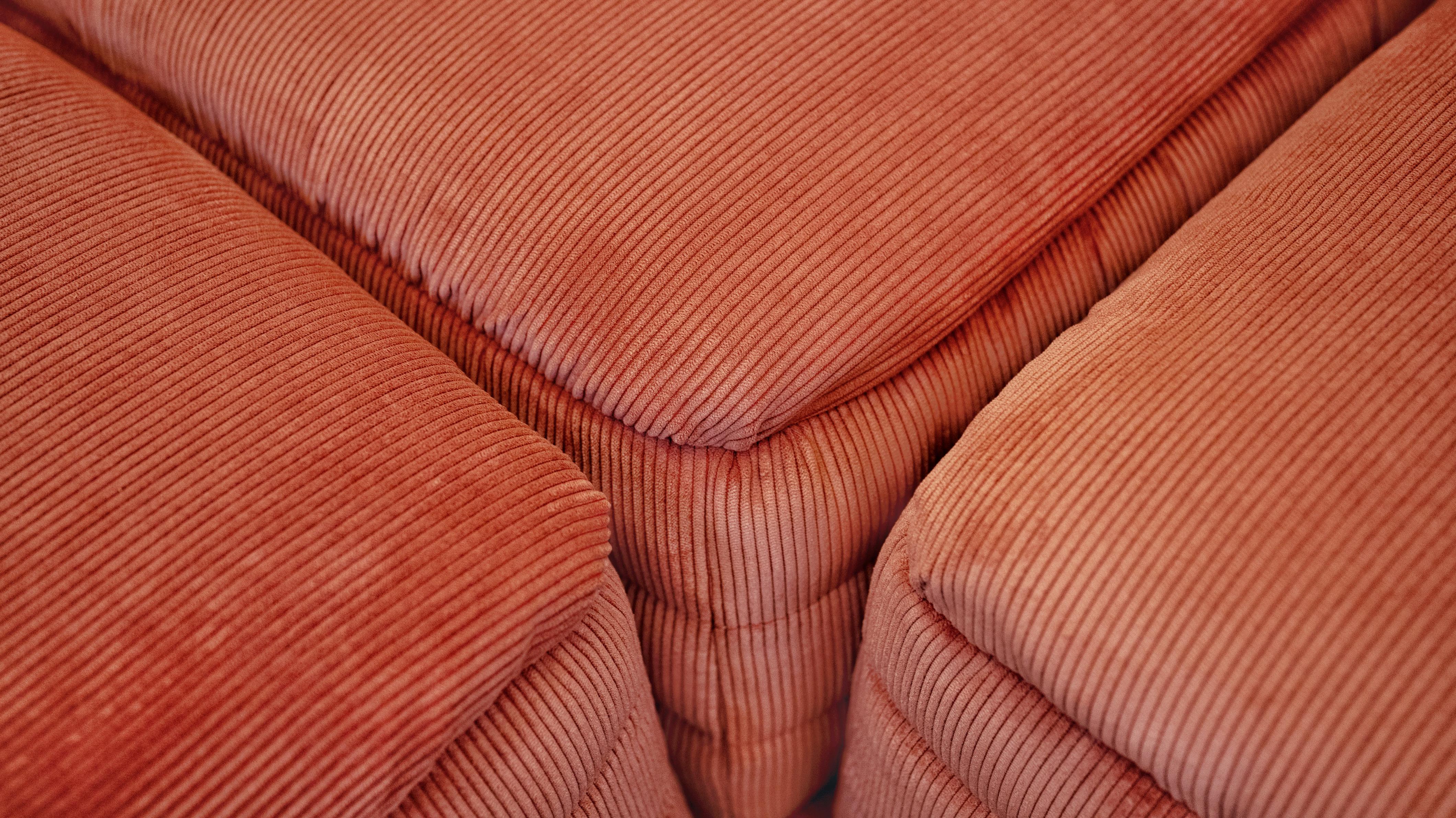 Rare canapé « Vagues » de Roche Bobois en tissu froissé corail en vente 1