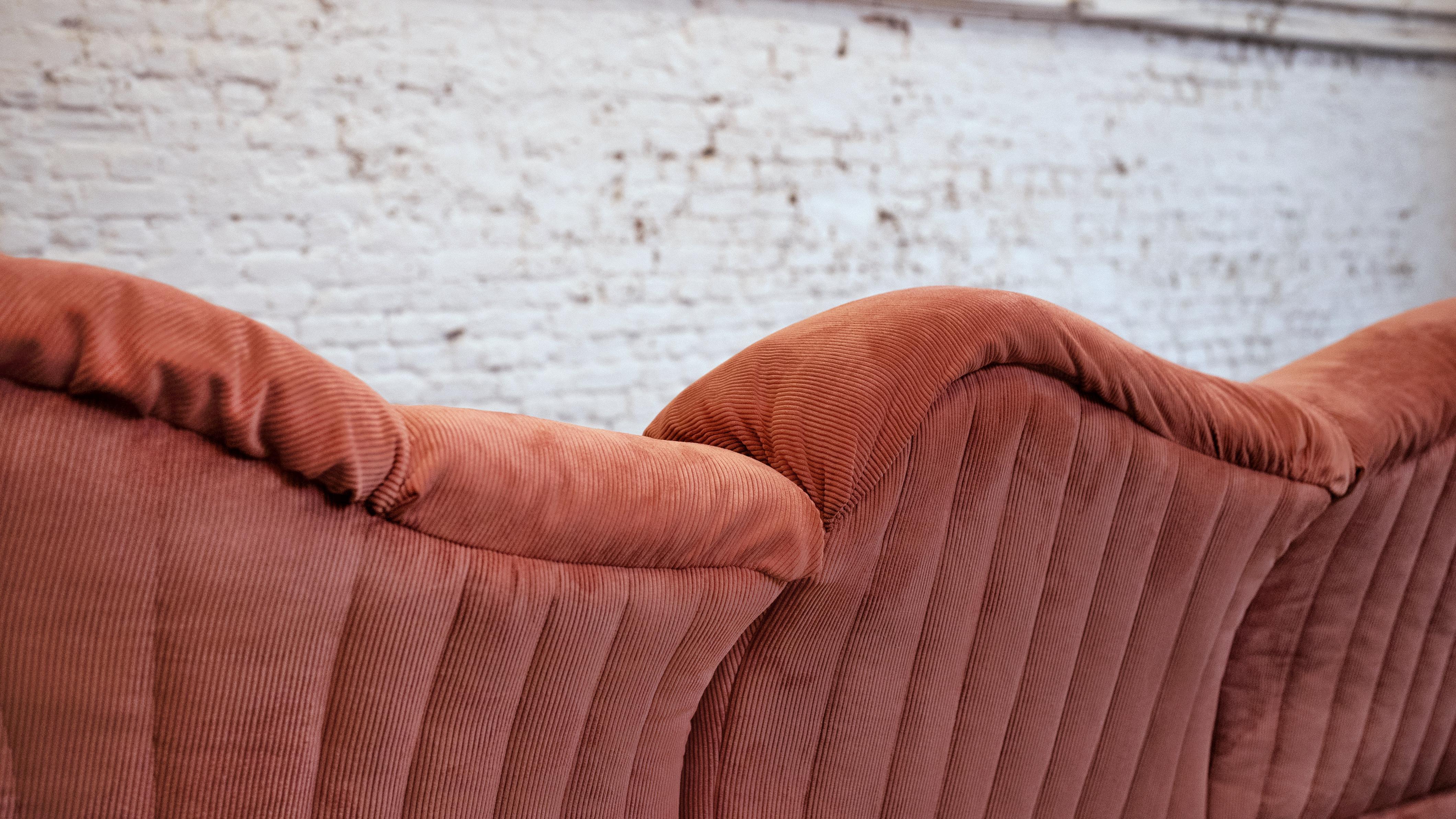 Rare canapé « Vagues » de Roche Bobois en tissu froissé corail en vente 2