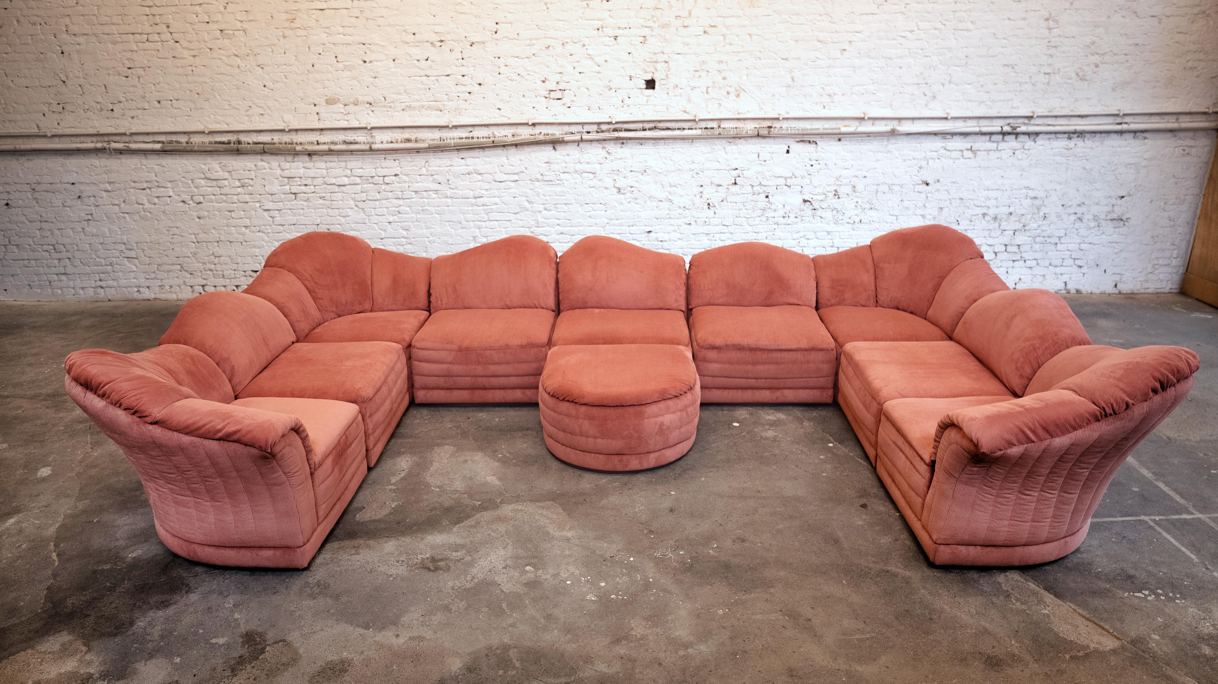 Rare canapé « Vagues » de Roche Bobois en tissu froissé corail en vente 3