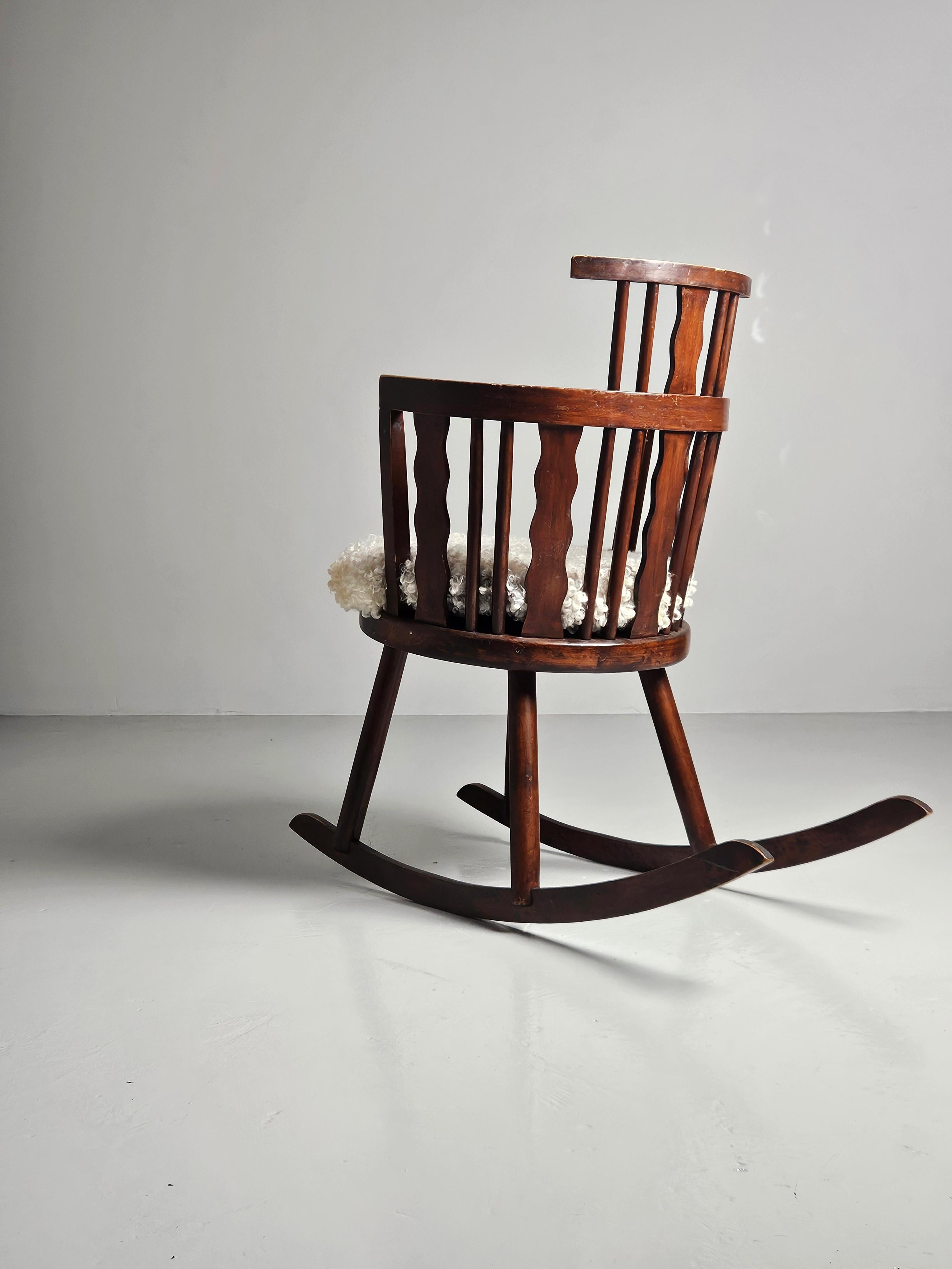 Rare fauteuil à bascule de Steneby hemslöjd, Suède, années 1930 Bon état - En vente à Eskilstuna, SE
