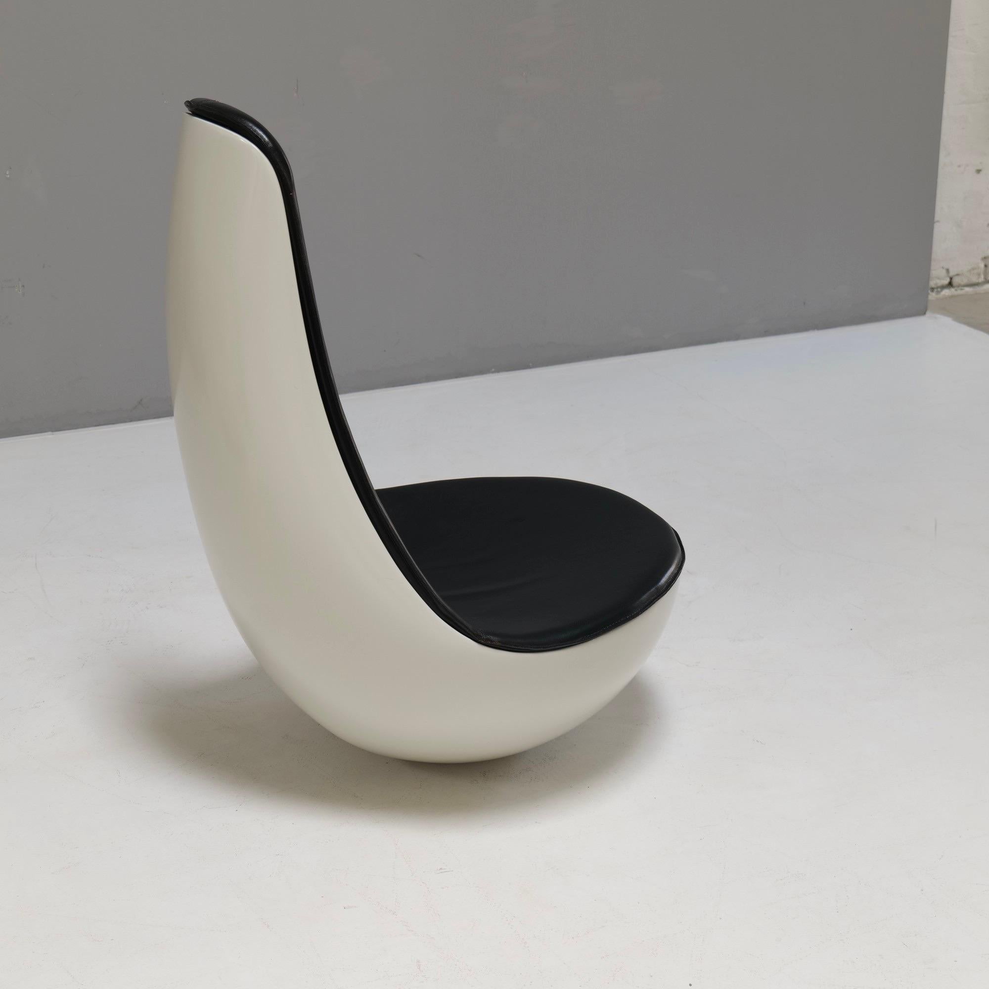 seltener Wolfgang Feierbach Schaukelstuhl aus der Serie FG2000.

Der FG 2005 Schaukelstuhl ist ein seltenes und ikonisches Stück Space Age Design und wurde von Wolfgang Feierbach in den späten 1960er Jahren entworfen. Dieser skulpturale Loungesessel