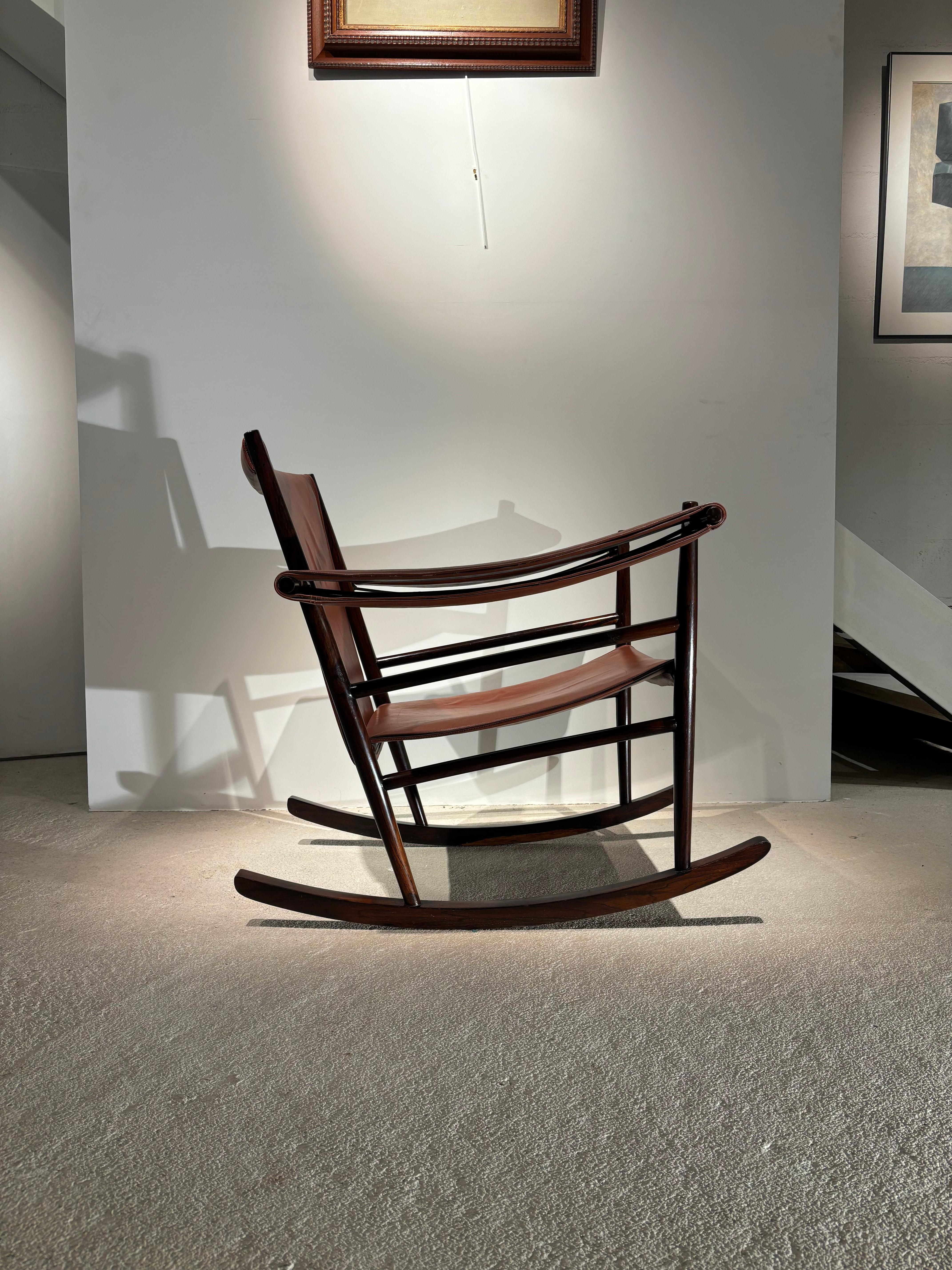 Mid-Century Modern Rare Rocking chair par Joaquim Tenreiro For Sale