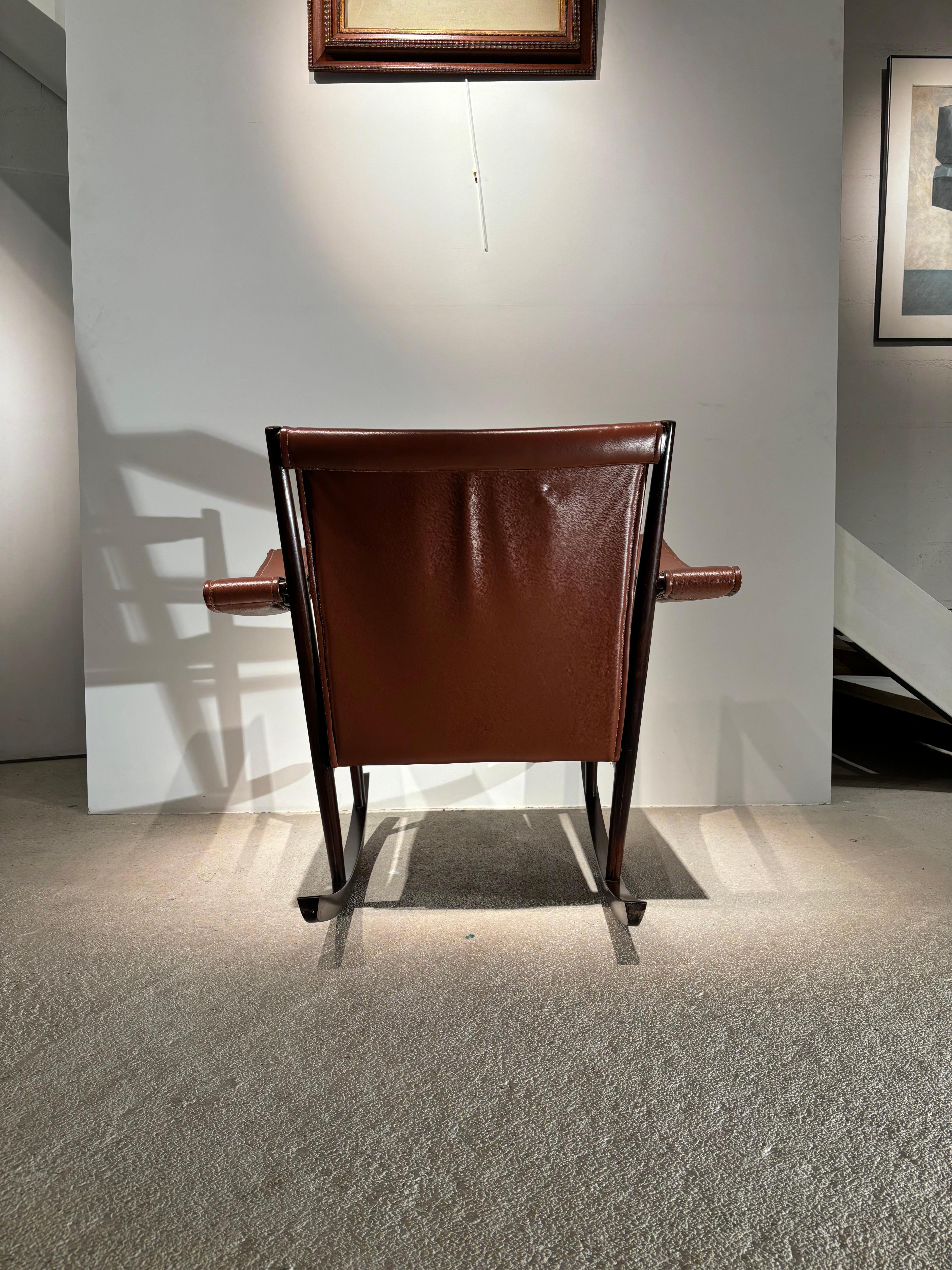 Brazilian Rare Rocking chair par Joaquim Tenreiro For Sale